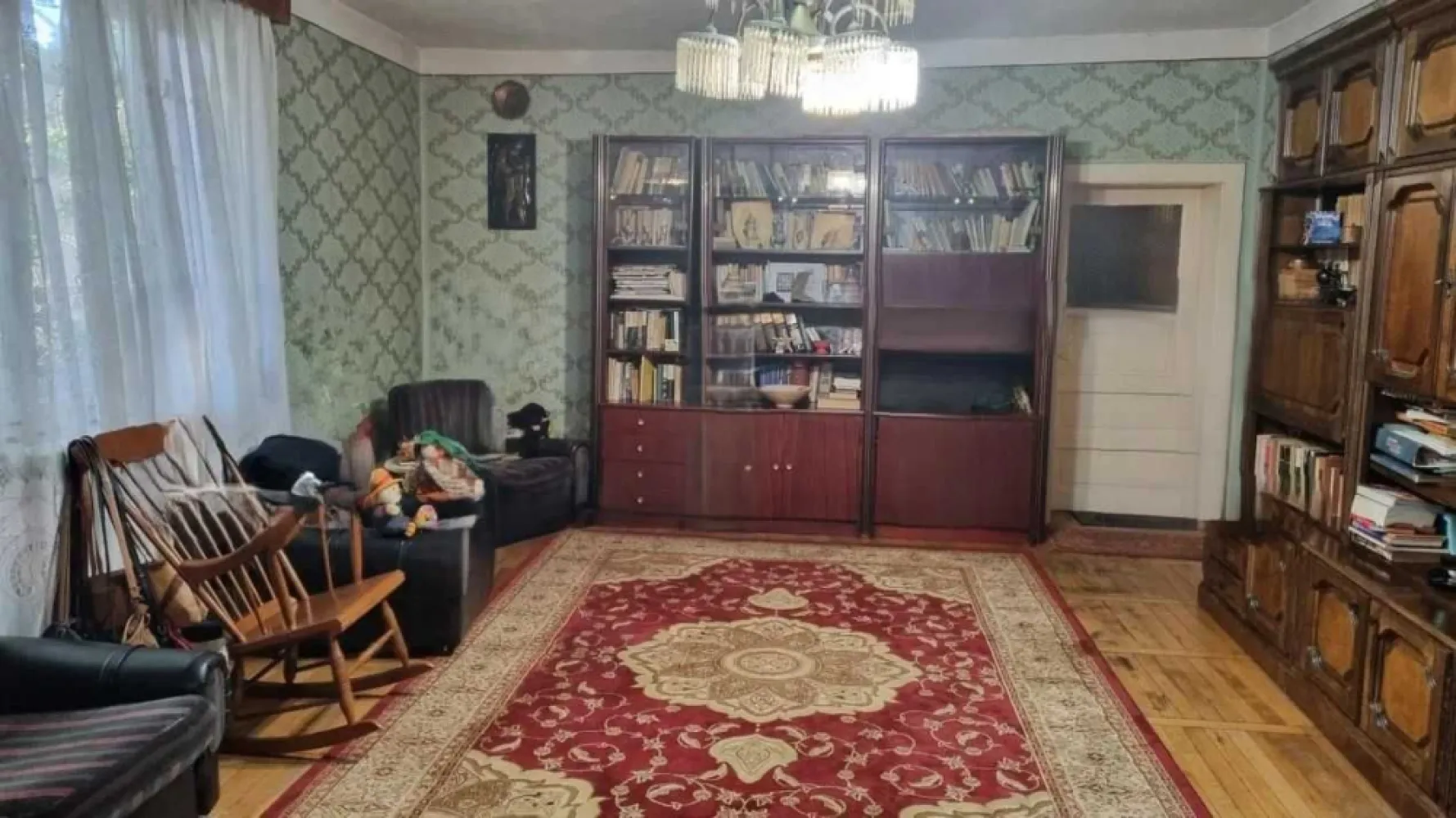 Casa de vanzare cu 4 camere, 110 mp, Satu Mare, zona 14 Mai - Casa cu 4 camere, cu suprafață utilă de 110 mp, situată într-o zonă liniștită. În apropiere se găsesc stații de autobuz și mai multe magazine alimentare. 
Proprietatea oferă spațiu generos, o pivniță cu două compartimente și o curte mică. Ideală pentru o familie sau chiar și pentru utilizare comercială (de ex. magazin). Necesită renovare moderată, ceea ce reprezintă o oportunitate de personalizare.