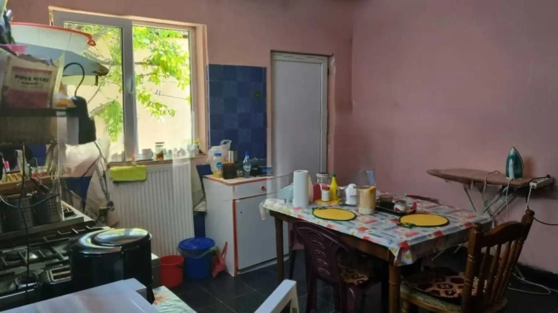 Casa de vanzare cu 4 camere, 110 mp, Satu Mare, zona 14 Mai - Casa cu 4 camere, cu suprafață utilă de 110 mp, situată într-o zonă liniștită. În apropiere se găsesc stații de autobuz și mai multe magazine alimentare. 
Proprietatea oferă spațiu generos, o pivniță cu două compartimente și o curte mică. Ideală pentru o familie sau chiar și pentru utilizare comercială (de ex. magazin). Necesită renovare moderată, ceea ce reprezintă o oportunitate de personalizare.