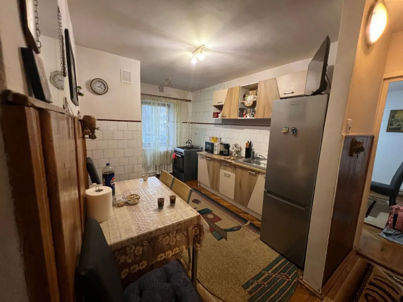 BRASADAS vinde ap 3 cam la PARTER in Manastur. - Agentia Imobiliara BRASADAS vinde apartament cu 3 camere decomandate la parterul unui bloc cu 4 etaje in Manastur pe Aleea Brates. 
Suprafata utila 65mp : bucatarie, hol, 3 dormitoare, baie, 2 debara. 
Www.brasadas.com.