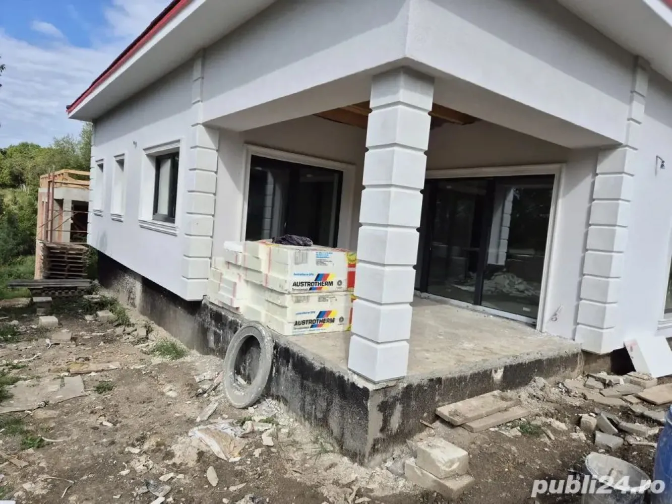casa 120 m - Agentia imobiliara BRASADAS vinde ansamblu de 3 case situat in Popesti deal la 10 minute de gara Cluj

* se vinde semi finisat
* teren 600 m
* gaz , curent , apa , canalizare

www.brasadas.com.