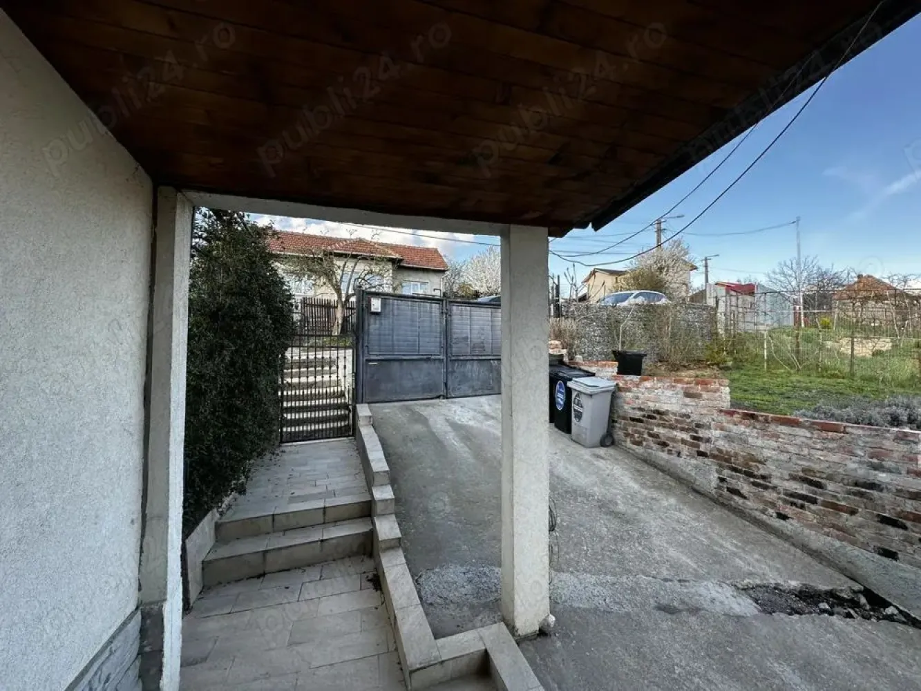 BRASADAS vinde Duplex 4 cam și curte 80 mp IRIS Bd. Muncii. - Agentia imobiliaraBRASADAS vinde duplex cu 4 camere, 80 mp utili și curte proprie de 80 mp, situat în zona Bulevardul Muncii o locație liniștită, cu acces facil către oraș și mijloace de transport (stație tramvai și stație autobuz STB la 5 minute de mers pe jos).

Imobilul are regim de înălțime P+M și a fost renovat complet în 2025.

Compartimentare:

Parter: hol, 2 camere, baie
Mansardă: hol, 2 camere

Curtea este ideală pentru relaxare, iar în fața porții există un loc de parcare disponibil.

Perfect pentru locuit sau investiție (închiriere).

www.brasadas.com.