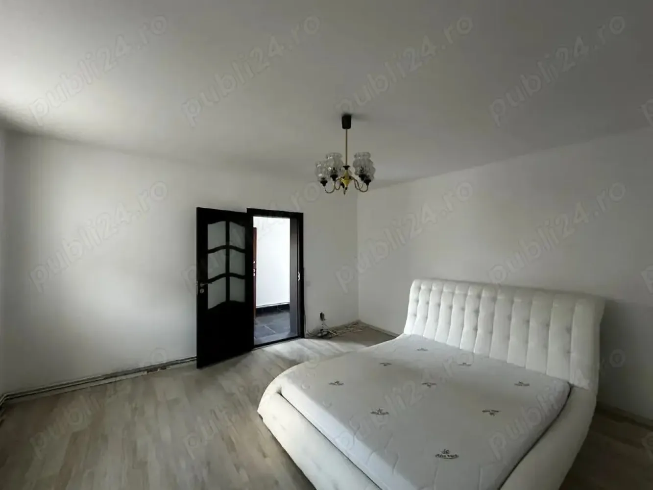 BRASADAS vinde Duplex 4 cam și curte 80 mp IRIS Bd. Muncii. - Agentia imobiliaraBRASADAS vinde duplex cu 4 camere, 80 mp utili și curte proprie de 80 mp, situat în zona Bulevardul Muncii o locație liniștită, cu acces facil către oraș și mijloace de transport (stație tramvai și stație autobuz STB la 5 minute de mers pe jos).

Imobilul are regim de înălțime P+M și a fost renovat complet în 2025.

Compartimentare:

Parter: hol, 2 camere, baie
Mansardă: hol, 2 camere

Curtea este ideală pentru relaxare, iar în fața porții există un loc de parcare disponibil.

Perfect pentru locuit sau investiție (închiriere).

www.brasadas.com.