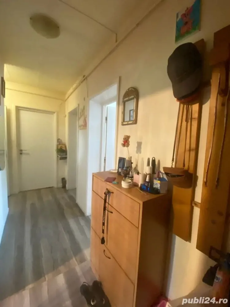 BRASADAS vinde ap 3 cam GHEORGHENI. - Agentia Imobiliara BRASADAS vinde apartament cu trei camere decomandat, situat la etajul 4/4 in cartierul Gheorghieni.
Apartamentul se afla într-un bloc reabilitat termic ,are la doar 5minute școală,grădiniță ,creșă ,ideal pentru familii tinere aflate la început de drum .
La doar 5 minute de supermarketuri ,Iulius mall,baza sportivă și de stații de autobuz spre toate zonele din Cluj.
www.brasadas.com.