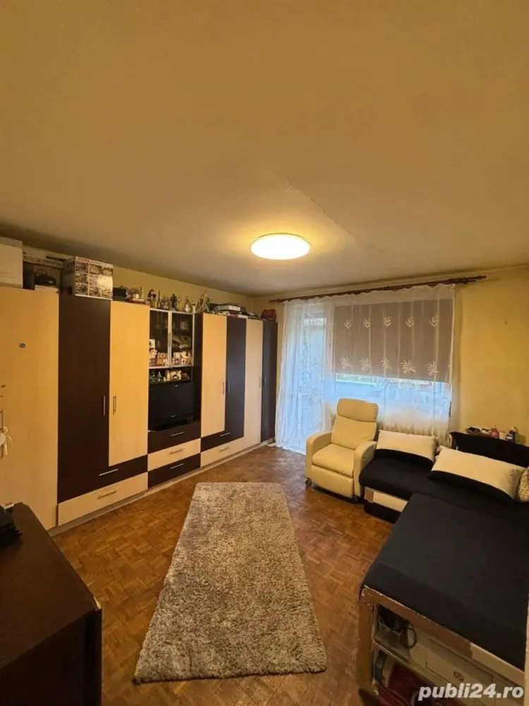 BRASADAS vinde ap 3 cam GHEORGHENI. - Agentia Imobiliara BRASADAS vinde apartament cu trei camere decomandat, situat la etajul 4/4 in cartierul Gheorghieni.
Apartamentul se afla într-un bloc reabilitat termic ,are la doar 5minute școală,grădiniță ,creșă ,ideal pentru familii tinere aflate la început de drum .
La doar 5 minute de supermarketuri ,Iulius mall,baza sportivă și de stații de autobuz spre toate zonele din Cluj.
www.brasadas.com.