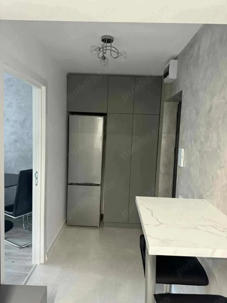 P.F Vand apartament in Plopilor cu doua camere, zona Platinia - P.F Vand apartament in Plopilor vechi cu doua camere, decomandat, complet mobilat si utilat, dotat cu centrala proprie,compartimentat astfel: living, dormitor, bucătărie, baie si doua holuri.
Suprafata apartamentului este de 41mp, situat la parterul inalt al unui imobil cu 4 etaje.
Este situat in zona Centrului Comercial Platinia, pozitionat intr-o zona deosebit de frumoasa, la doar cateva minute de Parcul Central, BT Arena, Bazinul Olimpic si Parcul Iuliu Hateganu.
Zona ofera acces rapid la mijloacele de transport in comun,magazine, banci,farmacii,loc de joaca pentru copii, restaurante,cafenele. 
Pret 170.000 Eur

Pentru mai multe detalii sunati la nr de tel:
