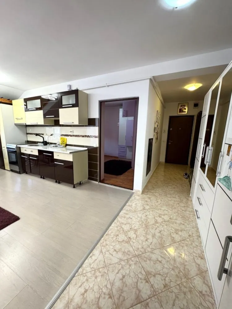 BRASADAS vinde ap 2 cam, Floresti. - Agentia Imobiliara BRASADAS vinde apartament in Floresti la mansarda ( dar NU este ultimul etaj, deasupra fiind locatari ), f aproape de JYSK, Kik, statia de autobus, etc, mobilat/utilat, cu CF., include loc de parcare exterior, 56 mp utili si 8 mp balcon disponibil imediat.
www.brasadas.com.