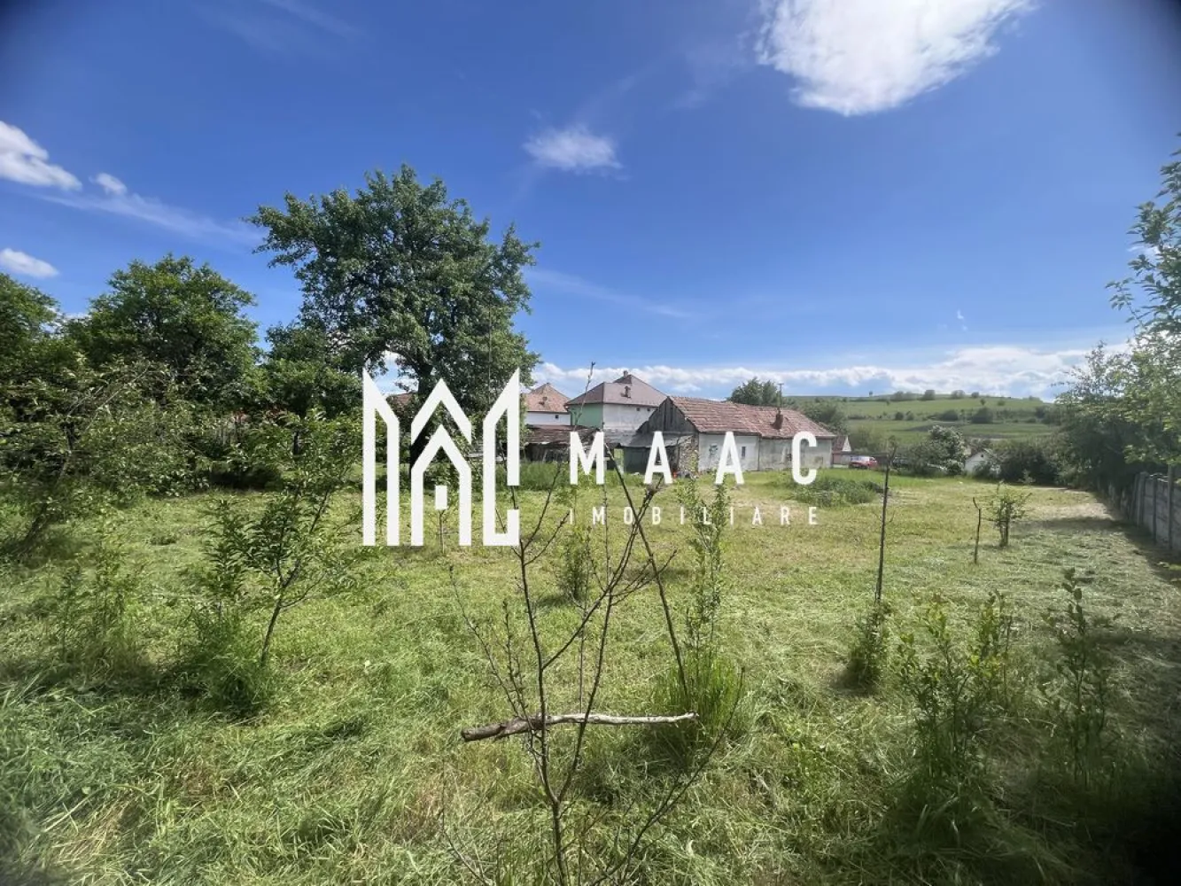 Casa Individuală Ruși | 23km de Sibiu | Teren 2300mp - MAAC Imobiliare vă oferă spre vânzare o proprietate unică în mediul rural, situată în satul Ruși, județul Sibiu, la doar 23 km de oraș, ideală pentru locuință permanentă, casă de vacanță sau investiție. Proprietatea este formată dintr-o casă cu teren + un teren intravilan liber, ambele cu acces din două străzi – strada principală și strada de legătură cu Calea Veseudului. Teren 1 – 1.150 mp + casă construită Casă cu 4 camere, bucătărie, baie, cămară, atelier, 2 pivnițe și spațiu generos de depozitare în pod. Suprafață construită anexă + garaj: 70 mp Subsol parțial + posibilitate de mansardare Construcție din zidărie portantă, realizată în etape (1930, 1960, 1965) Curte pavată, fântână cu inele de beton, livadă cu pomi fructiferi Utilități racordate: gaz, curent, apă, canalizare, fibră optică, telefonie Deschidere la stradă: 16 m (principală) și 16,8 m (secundară) Adâncime teren: 70 m Casa necesita renovare Teren 2 – 1.150 mp (teren liber) Livadă cu pomi fructiferi Teren plan, ideal pentru construcție de locuință sau investiție Deschideri identice: 16 m la strada principală și 16,8 m la strada secundară Canalizare nouă, utilități la stradă Caracteristici generale: Ambele loturi au acces direct din două străzi Zonă liniștită, cu vecini stabili și acces rapid către Sibiu Racorduri disponibile: curent electric, apă, gaz, canalizare, fibră optică Ideal pentru dezvoltare imobiliară, locuință permanentă sau de vacanță Se vând preferabil împreună, însă se pot discuta și vânzări separate. 📞 Contactează MAAC Imobiliare pentru detalii suplimentare sau o vizionare, specificand ID: CP2548370! }}