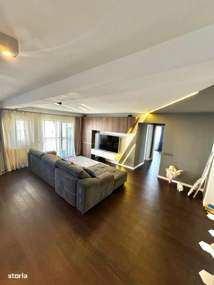 BRASADAS vinde ap 3 cam modern 106mp. mobilat, utilat, garaj. - Apartament spațios și elegant, situat pe strada Eugen Ionesco nr. 101, una dintre cele mai căutate zone rezidențiale din Cluj-Napoca, la doar 3 km de centru. Zona oferă tot ce ai nevoie la câțiva pași: stație de autobuz și easybox chiar în fața blocului, iar la 5 minute de mers pe jos se află Mega Image, Moldovan, farmacie și Profi.Locuința are 106,32 mp utili, completată de un balcon semi-închis de 4,5 mp și o terasă de 17,5 mp, acoperită, orientată spre sud și amenajată cu gazon artificial. Se vinde complet mobilată și utilată, cu electrocasnice moderne achiziționate în 2025 – un apartament pregătit pentru mutare imediată, fără nicio investiție suplimentară.Zona de zi, de peste 40 mp, include un living luminos și o bucătărie open-space, cu baie de oaspeți. Finisajele sunt premium – parchet triplu stratificat din stejar, lumini ambientale și o zonă de bar ce se poate transforma în masă de dining. Bucătăria este generoasă și complet echipată, iar din living și de pe balcon se deschide o frumoasă priveliște asupra orașului.Dormitorul matrimonial (22 mp) include dressing separat de 9,2 mp, birou, aer condiționat smart și acces direct la terasa însorită, perfectă pentru relaxare sau pentru plante ornamentale și aromatice. Baia principală (6,65 mp) este echipată cu produse Grohe, Kludi și Geberit, are încălzire în pardoseală, fereastră și walk-in shower spațios. Dormitorul secundar (15,56 mp), orientat estic, este ideal pentru copii sau oaspeți, dotat cu birou și lumini ambientale.Sistemul de încălzire este pe gaz, cu control smart Netatmo, iar iluminatul se face prin Philips Hue. Apartamentul este prevăzut cu senzori de securitate, internet fibră optică și folie privacy pe o parte din geamuri.Include două locuri de parcare în garajul subteran – unul proprietate și unul cu chirie redusă. Ambele sunt foarte spațioase, potrivite și pentru depozitare, dotate cu siguranță separată și prize 220V simple și industriale (ideal pentru mașini electrice).Imobilul are doar 6 apartamente și dispune de o grădină comună privată, folosită ca loc de joacă și zonă de relaxare. Comunitatea este liniștită și prietenoasă.Str. Eugen Ionesco 101, Cluj-NapocaComplet mobilat și utilat – electrocasnice 2025106,32 mp utili + terasă 17,5 mp + balcon 4,5 mpDouă locuri de parcare (1 proprietate + 1 chirie redusă)