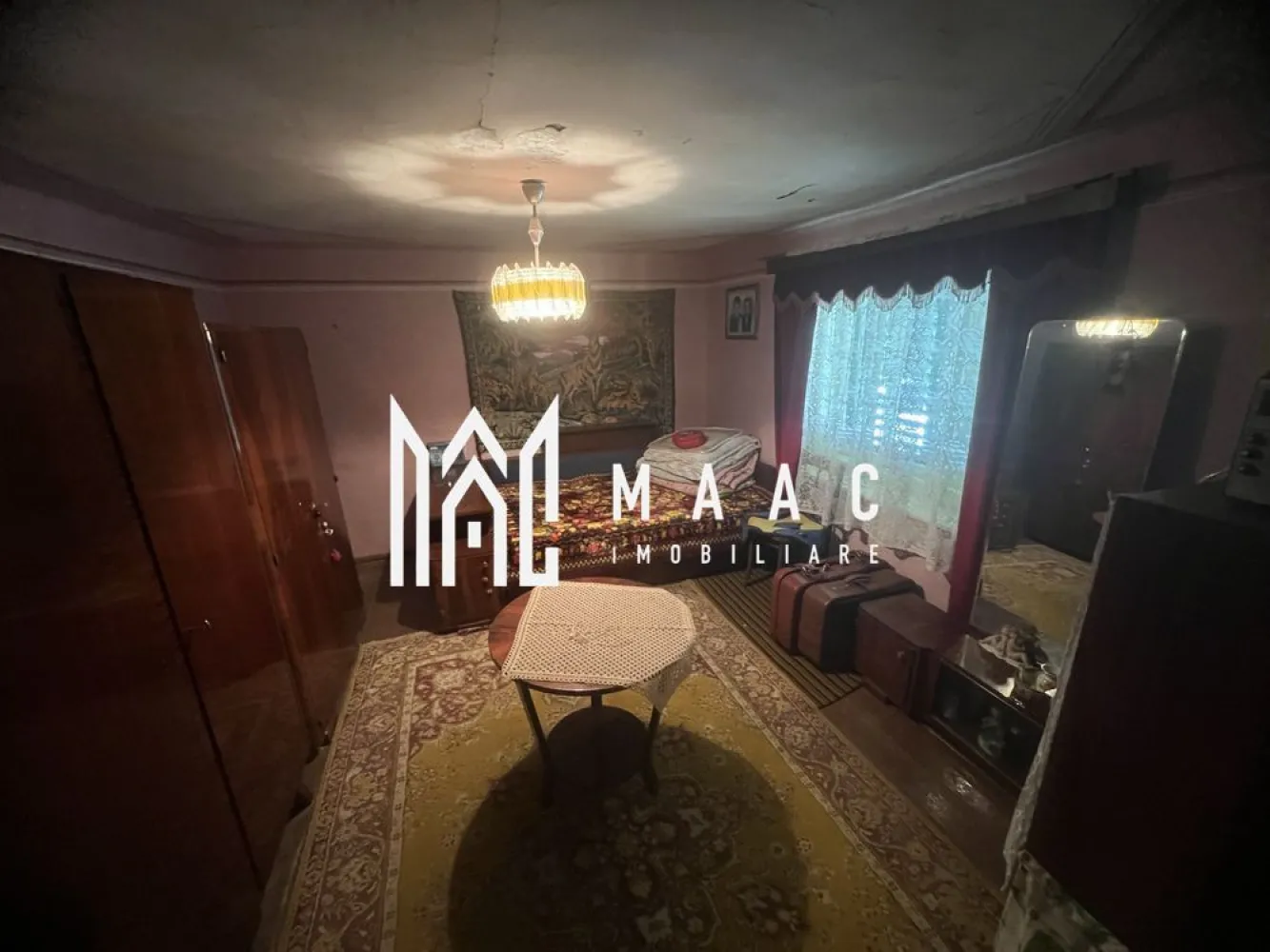 Casa Individuală Ruși | 23km de Sibiu | Teren 2300mp - MAAC Imobiliare vă oferă spre vânzare o proprietate unică în mediul rural, situată în satul Ruși, județul Sibiu, la doar 23 km de oraș, ideală pentru locuință permanentă, casă de vacanță sau investiție. Proprietatea este formată dintr-o casă cu teren + un teren intravilan liber, ambele cu acces din două străzi – strada principală și strada de legătură cu Calea Veseudului. Teren 1 – 1.150 mp + casă construită Casă cu 4 camere, bucătărie, baie, cămară, atelier, 2 pivnițe și spațiu generos de depozitare în pod. Suprafață construită anexă + garaj: 70 mp Subsol parțial + posibilitate de mansardare Construcție din zidărie portantă, realizată în etape (1930, 1960, 1965) Curte pavată, fântână cu inele de beton, livadă cu pomi fructiferi Utilități racordate: gaz, curent, apă, canalizare, fibră optică, telefonie Deschidere la stradă: 16 m (principală) și 16,8 m (secundară) Adâncime teren: 70 m Casa necesita renovare Teren 2 – 1.150 mp (teren liber) Livadă cu pomi fructiferi Teren plan, ideal pentru construcție de locuință sau investiție Deschideri identice: 16 m la strada principală și 16,8 m la strada secundară Canalizare nouă, utilități la stradă Caracteristici generale: Ambele loturi au acces direct din două străzi Zonă liniștită, cu vecini stabili și acces rapid către Sibiu Racorduri disponibile: curent electric, apă, gaz, canalizare, fibră optică Ideal pentru dezvoltare imobiliară, locuință permanentă sau de vacanță Se vând preferabil împreună, însă se pot discuta și vânzări separate. 📞 Contactează MAAC Imobiliare pentru detalii suplimentare sau o vizionare, specificand ID: CP2548370! }}