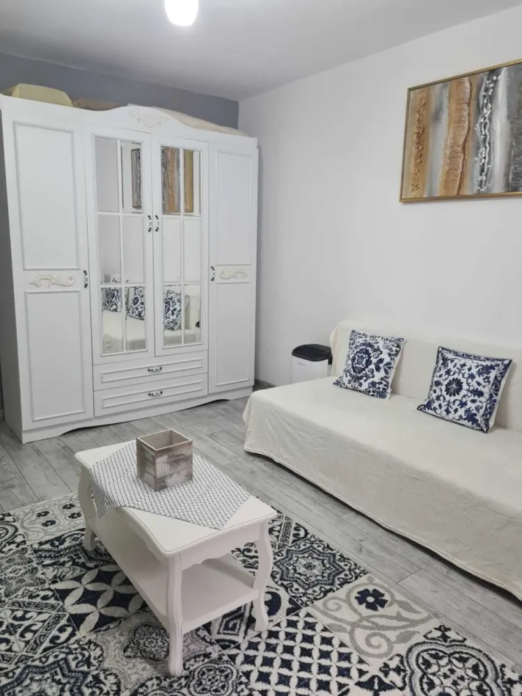 Apartament 2 camere de vanzare in Manastur, str. Grigore Alexandrescu - Vând apartament cu 2 camere (decomandate), 40 mp, situat la parter, într-o zonă excelentă din Cluj-Napoca. Locuința a fost renovată complet în 2019, dispune de centrală termică proprie și se vinde complet mobilată și utilată, fiind gata pentru mutare imediată sau investiție.

Compartimentare:
-2 camere
-1 baie
-1 bucătărie
- Hol
- Logie
- Cămară

Detalii apartament:
- Suprafață: 40 mp
- Parter, cu acces facil
- Renovat complet în 2019
- Centrală proprie
- Complet mobilat și utilat

Avantaje:
- Blocul este în curs de izolare termică și creștere a eficienței energetice printr-un proiect PNRR
- Aproape de grădinițe, creșe, școli, piață, magazine, bănci, mijloace de transport in comun
- Finisaje moderne: geamuri termopan, gresie, faianță, parchet
- Zonă liniștită

Preț: 295.000 € 

Pentru mai multe informații: 07******37