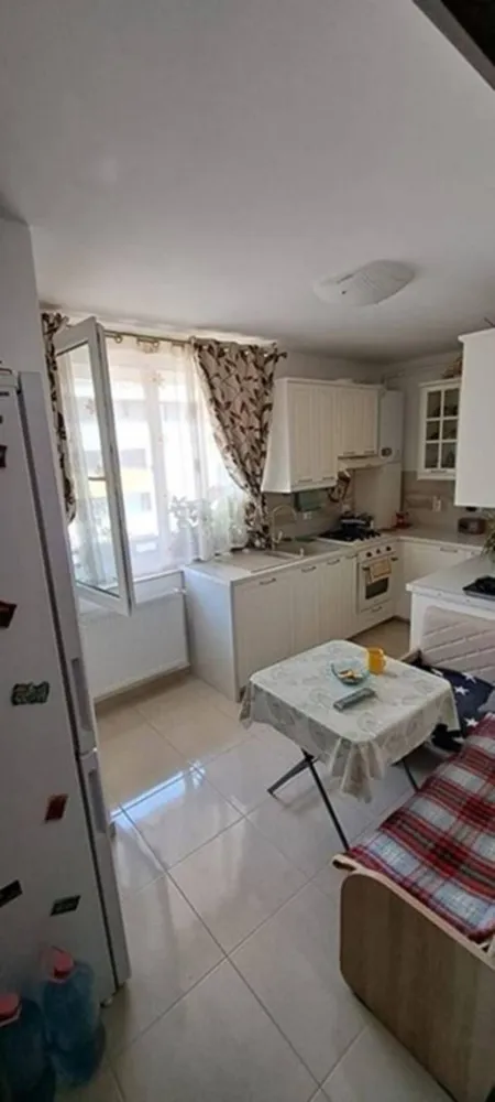 Ap 2 cam 55 mp terasă 8 mp, Baciu - opt. parcare sub bloc - Agentia Imobiliara BRASADAS vinde apartament 2 camere semidecomandat (posibilitate decomandare) cu finisaje moderne și materiale de calitate superioară – Baciu, Str. Șoimului, nr. 3
- Suprafață: 55 mp + terasă 11 ml (8 mp) + pod utilizabil
- Bloc: nou, 2019, izolat termic, etaj 3/3, fără vecini deasupra
- Acoperiș: lemn masiv și tablă + pod utilizabil
- Orientare: Est (rasarit) (soare dimineața)
Compartimentare și dotări:
- Nemobilat și neutilat (mobilare și utilare opțional, contra cost, se discută la vizionare)
- Bucătărie separată cu debara
- Baie cu cadă și rafturi multiple din faianță
- Imobil liber de sarcini, ultrafinisat modern: gresie, faianță, parchet de 12 mm, geamuri și uși termopane, uși interioare
- Centrală nouă Vaillant Eco Tec Pure – achizitionata in Dec. 2025 (garanție 7 ani, până în 2032)
Facilități și proximitate:
- Supermarket-uri și magazine: Profi, Lidl, Pepco, Sinsay, Jysk, CBA
- Școli și grădinițe
- Farmacii și cabinete medicale (inclusiv stomatologice)
- Stații autobuz: M31, M32, M34
- Primăria Baciu și biserică ortodoxa
- Easybox-uri eMAG/Fanbox
- Spălătorii auto și de covoare
- Regina Maria, Banca BT, Poșta, benzinăria Petrom
- Gară/autogară Cluj
- Parcare subterană opțională: 7.000 € (CF separat)
www.brasadas.com.
