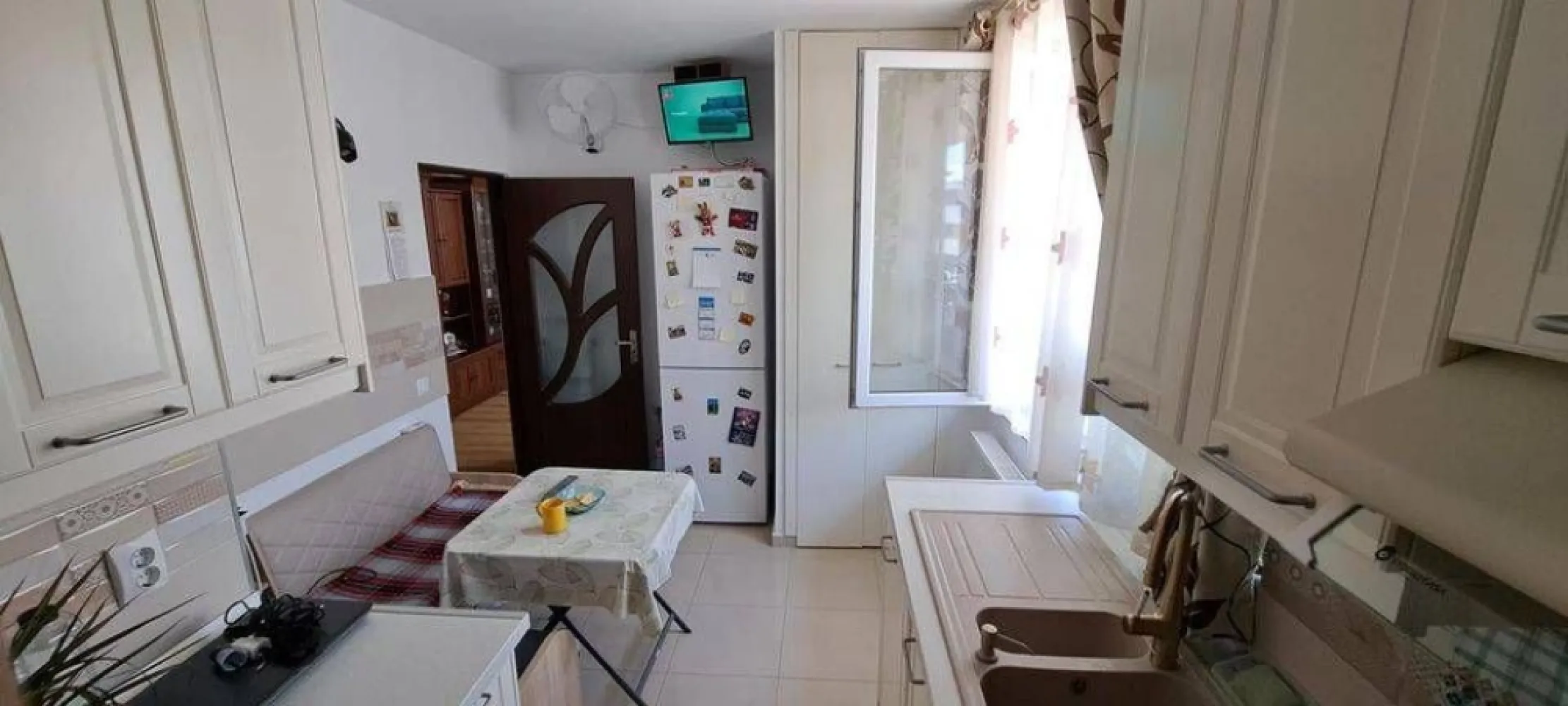 Ap 2 cam 55 mp terasă 8 mp, Baciu - opt. parcare sub bloc - Agentia Imobiliara BRASADAS vinde apartament 2 camere semidecomandat (posibilitate decomandare) cu finisaje moderne și materiale de calitate superioară – Baciu, Str. Șoimului, nr. 3
- Suprafață: 55 mp + terasă 11 ml (8 mp) + pod utilizabil
- Bloc: nou, 2019, izolat termic, etaj 3/3, fără vecini deasupra
- Acoperiș: lemn masiv și tablă + pod utilizabil
- Orientare: Est (rasarit) (soare dimineața)
Compartimentare și dotări:
- Nemobilat și neutilat (mobilare și utilare opțional, contra cost, se discută la vizionare)
- Bucătărie separată cu debara
- Baie cu cadă și rafturi multiple din faianță
- Imobil liber de sarcini, ultrafinisat modern: gresie, faianță, parchet de 12 mm, geamuri și uși termopane, uși interioare
- Centrală nouă Vaillant Eco Tec Pure – achizitionata in Dec. 2025 (garanție 7 ani, până în 2032)
Facilități și proximitate:
- Supermarket-uri și magazine: Profi, Lidl, Pepco, Sinsay, Jysk, CBA
- Școli și grădinițe
- Farmacii și cabinete medicale (inclusiv stomatologice)
- Stații autobuz: M31, M32, M34
- Primăria Baciu și biserică ortodoxa
- Easybox-uri eMAG/Fanbox
- Spălătorii auto și de covoare
- Regina Maria, Banca BT, Poșta, benzinăria Petrom
- Gară/autogară Cluj
- Parcare subterană opțională: 7.000 € (CF separat)
www.brasadas.com.