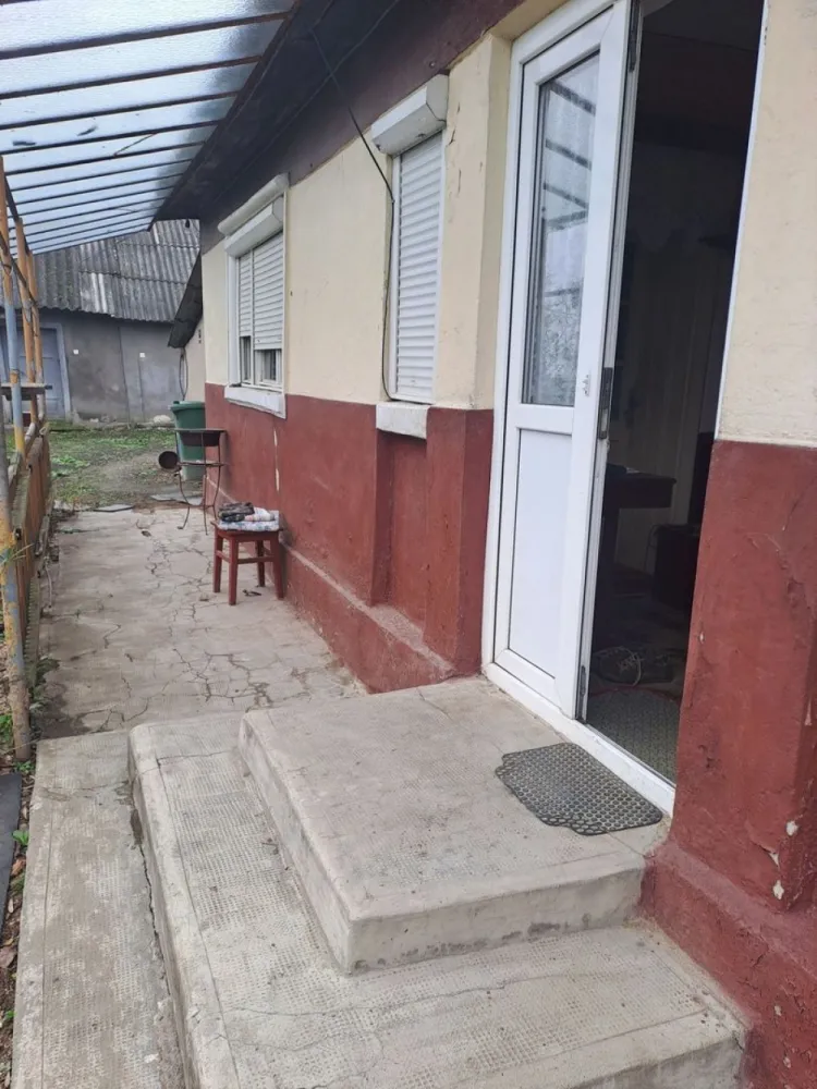 BRASADAS vinde casa în Someseni, comuna Apa - Agentia Imobiliara BRASADAS vinde casa în Someseni, comuna Apa situata intr-o zona linistita .
Casa este compusa din 2 camere decomandate, un hol , o cămară și o baie. 
Are 2 curți și anexe , plus o livada și gradina de 17 ari.
Apa este de la retea trasa în casa iar gazul în fata porții.
Se vinde cu tot ce este în imagini.
Drumul este asfaltat.
Www.brasadas.com.