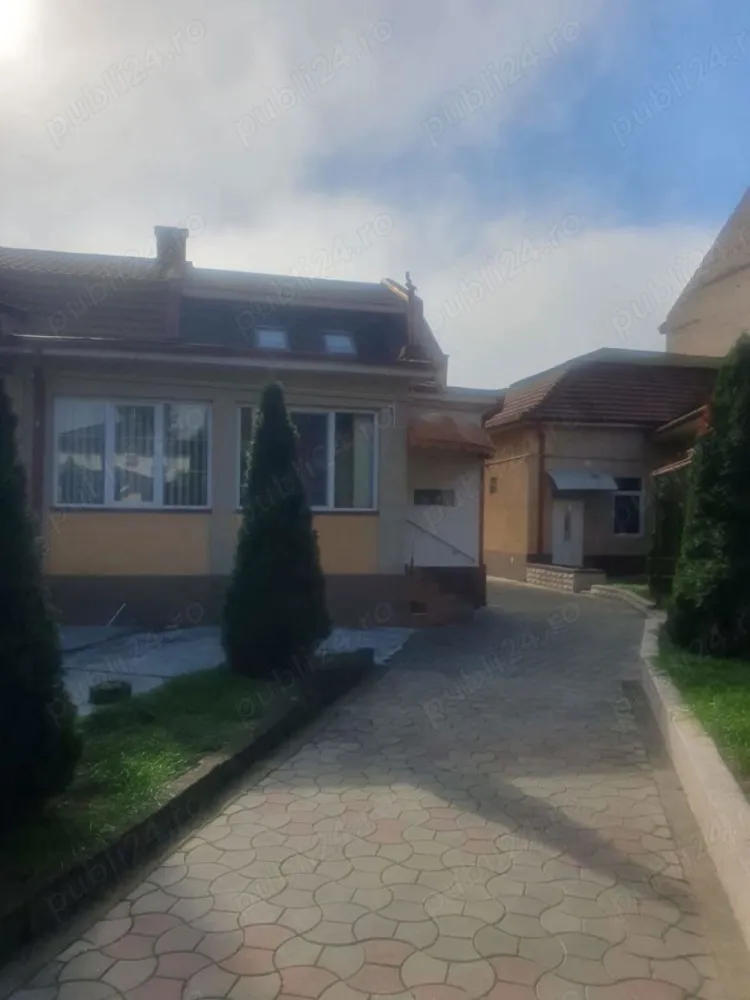 BRASADAS vinde casa si spatiu comercial - Agentia Imobiliara BRASADAS vinde 2 case cu aceasi intrare G.(si cu masina) se afla de 10 min mers pe jos de centrul orasului
 
Casa 1 compus din:
-spatiu commercial in suprafata 53 mp. utili, + baie proprie si un birou intrare atat de pe strada cu doua geamuri mari cat si din curte, si la momentul de fata este inchiriat ,se afla vizavi de piata,vad commercial foarte bun
-casa (150 m2) compus din,3 camere ,bucatarie,baie,antreu,depozit de alimente,bucatarie de vara + depozit de alimente,pivnita,dependinte(garaj si depozit)+ afumatorie de carne traditionala care functioaneaza sub forma de intreprindere individuala cu o vechime de 90 de ani
-casa cu curtea impreuna au 692 m2 
Casa 2 - cu mansarda compus din:
-4 camere ,2 bai,antreu,coridor,bucatarie,sufragerie,2 garaje + in spatele casei este o garsoniera compus din 1 camera,baie,bucatarie si pivnita
-casa cu curtea aferenta au 400 mp.
www.brasadas.com.
