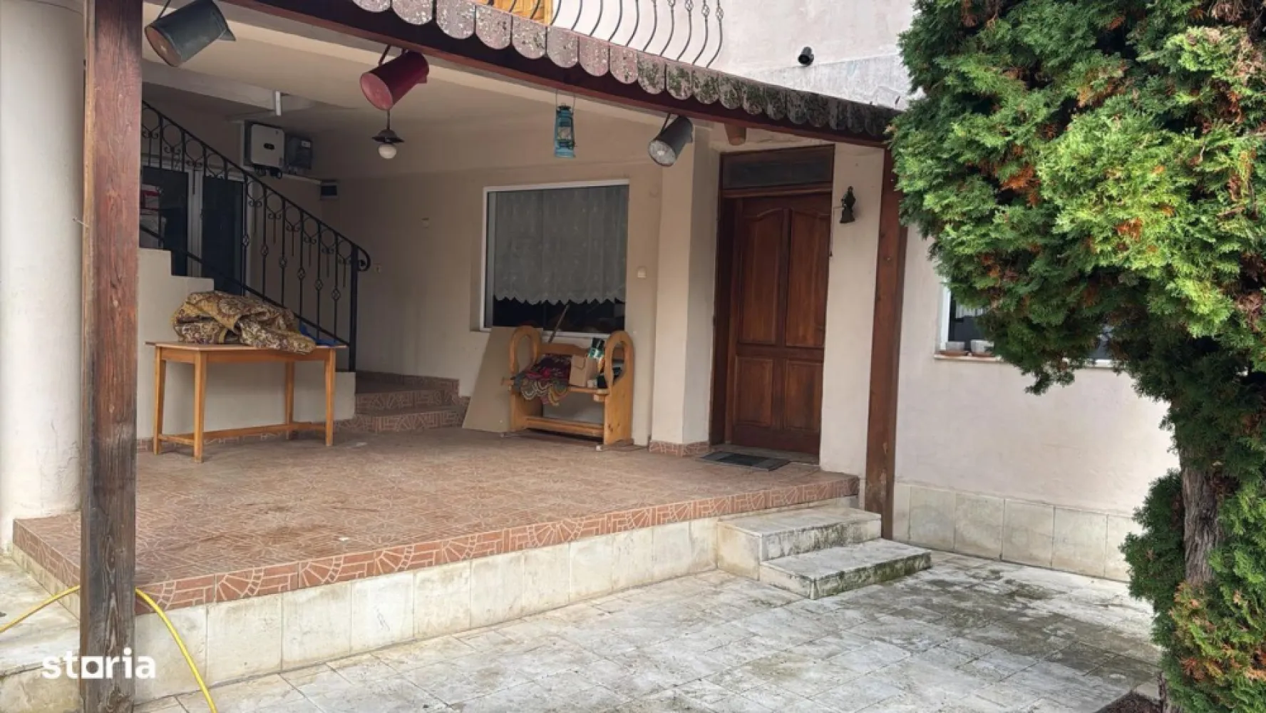 BRASADAS vinde casa în zona Titulescu. - Agentia Imobiliara BRASADAS vinde o casă spațioasă, situată într-o zonă căutată și liniștită și anume zona Titulescu, Satu Mare. Proprietatea este ideală pentru o familie care caută confort, intimitate și un spațiu generos atât în interior, cât și în exterior.
Casa are o suprafață utilă de 200 m², compartimentată eficient, și este amplasată pe un teren de 10 ari, cu o grădină ideală pentru relaxare, grătar având un spațiu verde vast Caracteristici: Utilități complete – apă, gaz, electricitate, canalizare.
Grădină mare – perfectă pentru familie sau hobby-uri în aer liber.
Casa mai beneficiează de boiler cu apă caldă care funcționează pe baza panourilor solare și de panouri fotovoltaice pentru o factură mai redusă la curent. 
De asemenea casa are construită și o saună care necesită renovare.
Tip încălzire – centrală pe gaz și șemineu.
www.brasadas.com.