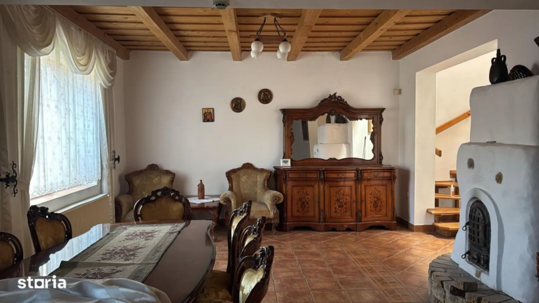 BRASADAS vinde casa în zona Titulescu. - Agentia Imobiliara BRASADAS vinde o casă spațioasă, situată într-o zonă căutată și liniștită și anume zona Titulescu, Satu Mare. Proprietatea este ideală pentru o familie care caută confort, intimitate și un spațiu generos atât în interior, cât și în exterior.
Casa are o suprafață utilă de 200 m², compartimentată eficient, și este amplasată pe un teren de 10 ari, cu o grădină ideală pentru relaxare, grătar având un spațiu verde vast Caracteristici: Utilități complete – apă, gaz, electricitate, canalizare.
Grădină mare – perfectă pentru familie sau hobby-uri în aer liber.
Casa mai beneficiează de boiler cu apă caldă care funcționează pe baza panourilor solare și de panouri fotovoltaice pentru o factură mai redusă la curent. 
De asemenea casa are construită și o saună care necesită renovare.
Tip încălzire – centrală pe gaz și șemineu.
www.brasadas.com.