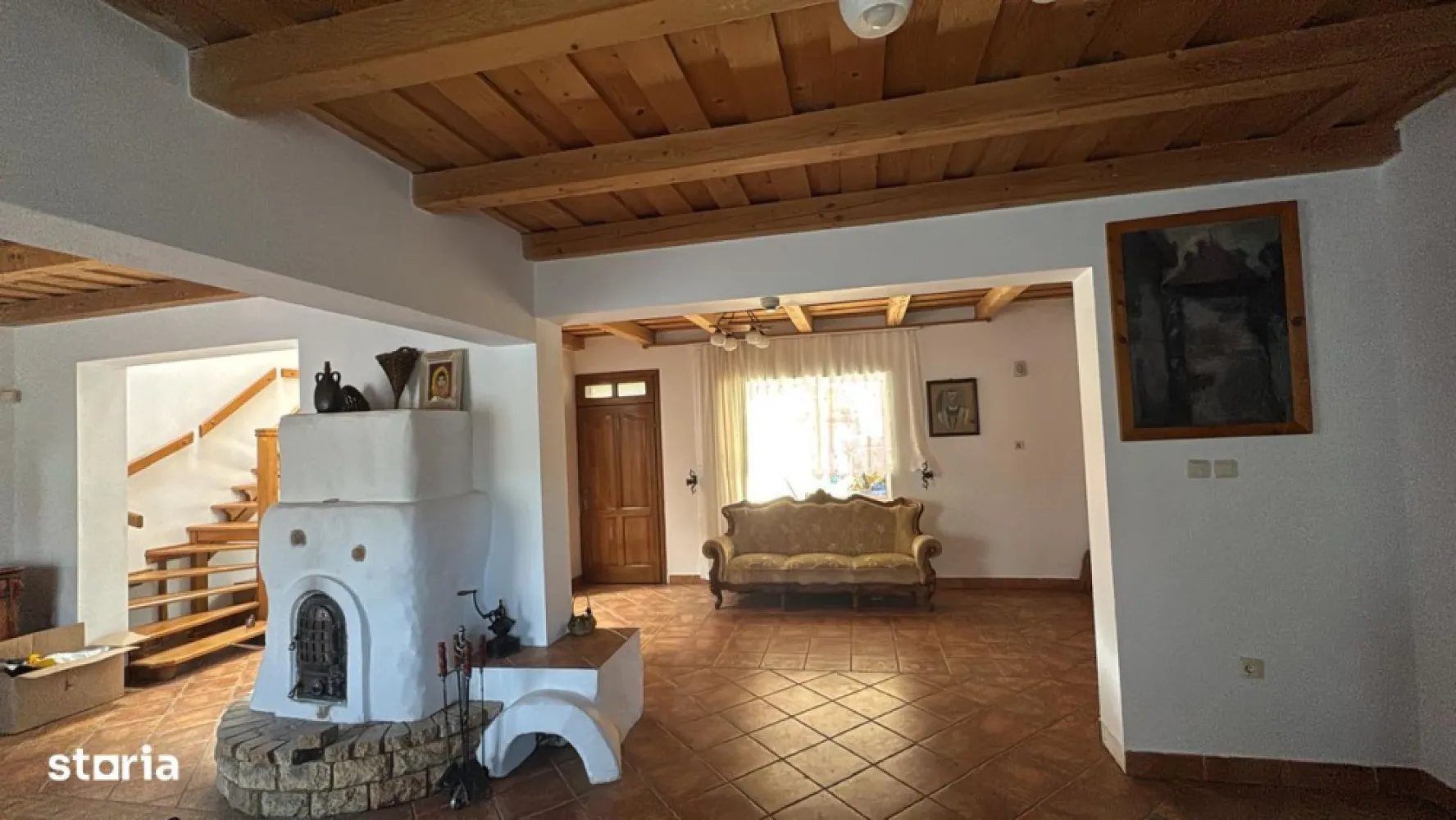 BRASADAS vinde casa în zona Titulescu. - Agentia Imobiliara BRASADAS vinde o casă spațioasă, situată într-o zonă căutată și liniștită și anume zona Titulescu, Satu Mare. Proprietatea este ideală pentru o familie care caută confort, intimitate și un spațiu generos atât în interior, cât și în exterior.
Casa are o suprafață utilă de 200 m², compartimentată eficient, și este amplasată pe un teren de 10 ari, cu o grădină ideală pentru relaxare, grătar având un spațiu verde vast Caracteristici: Utilități complete – apă, gaz, electricitate, canalizare.
Grădină mare – perfectă pentru familie sau hobby-uri în aer liber.
Casa mai beneficiează de boiler cu apă caldă care funcționează pe baza panourilor solare și de panouri fotovoltaice pentru o factură mai redusă la curent. 
De asemenea casa are construită și o saună care necesită renovare.
Tip încălzire – centrală pe gaz și șemineu.
www.brasadas.com.