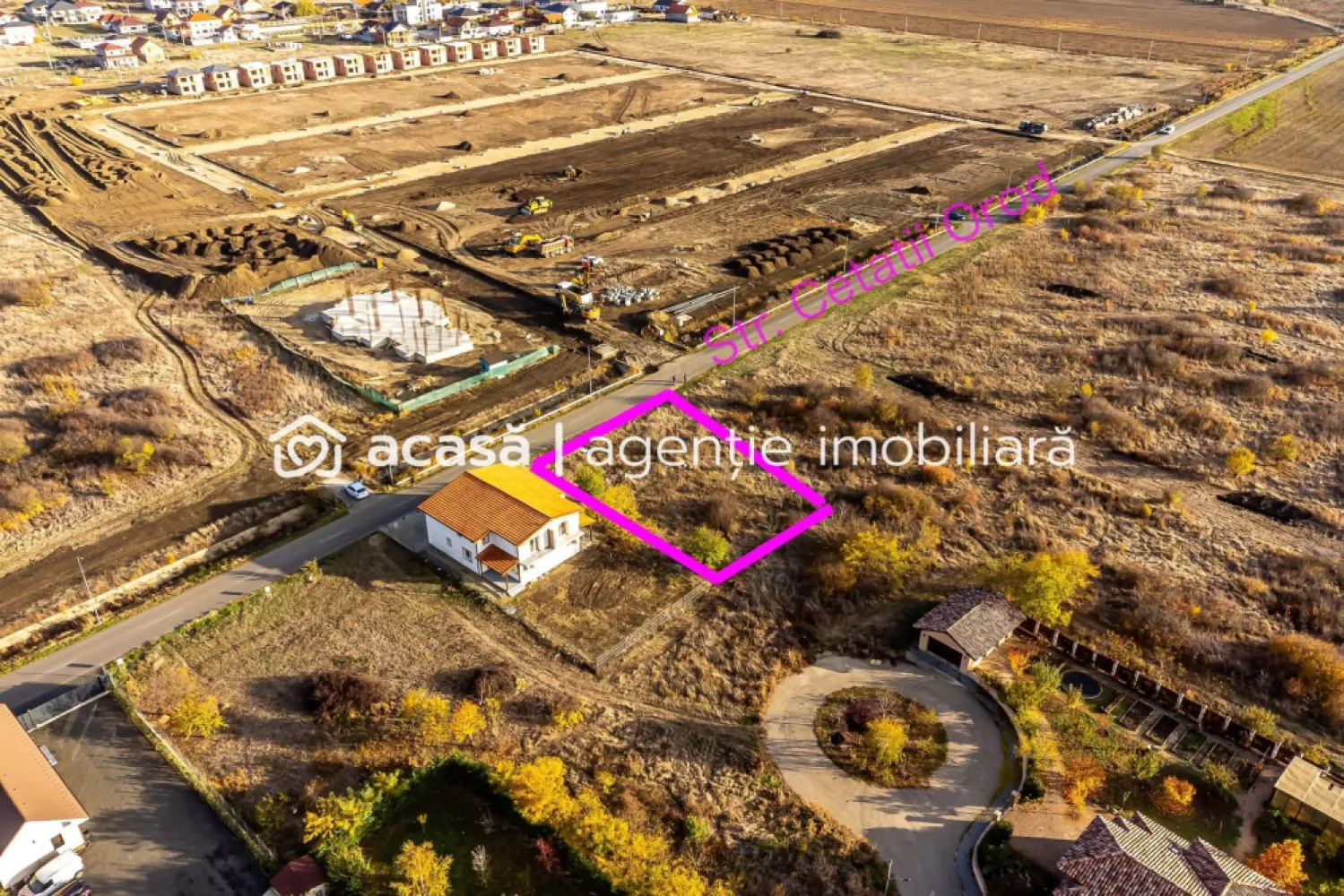 Teren 750 mp cu toate utilitățile | Via Carmina | 102 €/mp - Vă oferim spre vânzare un teren de 750 mp, cu proiect de casa inclus in pret, situat într-un cartier rezidențial în plină dezvoltare, la doar 10 minute de centrul Aradului.
Proprietatea reprezintă o oportunitate excelentă atât pentru construcția unei locuințe familiale, cât și pentru dezvoltatori care doresc să construiască un duplex modern.
Proiect avizat, Autorizatie de construire si Avize aprobate.

Preț: 77.000 €
Comision 0% pentru cumpărător
Contact: Sebastian Nica – 0722 252 639

Avantaje și caracteristici:
Suprafață totală: 750 mp | Front stradal: 23 m
Toate utilitățile disponibile la limită de proprietate (apă, gaz, curent, canalizare)
Acces direct din drum asfaltat
Cartier nou, în continuă expansiune
Vecinătăți: grădinițe, școli, centre comerciale, sală de fitness
Zonă liniștită, dar foarte bine conectată cu orașul
Proiect pentru o casa moderna inclus in pret!

O alegere inspirată pentru cei care caută spațiu, accesibilitate și potențial de creștere a valorii în timp.

Pentru detalii și vizionare:
Sebastian Nica – 0722 252 639

Nu dispui de toată suma? Te ajutăm noi gratuit! Îți obținem oferte de la 16 bănci.

Ai o proprietate de vânzare în Arad și vrei să știi cât valorează cu adevărat?
Sună-mă pentru o evaluare gratuită, fără obligații.

Birou: ACASĂ | Agenție imobiliară Arad
Bulevardul Decebal 2, Arad 310133

Cod proprietate: CP2781363