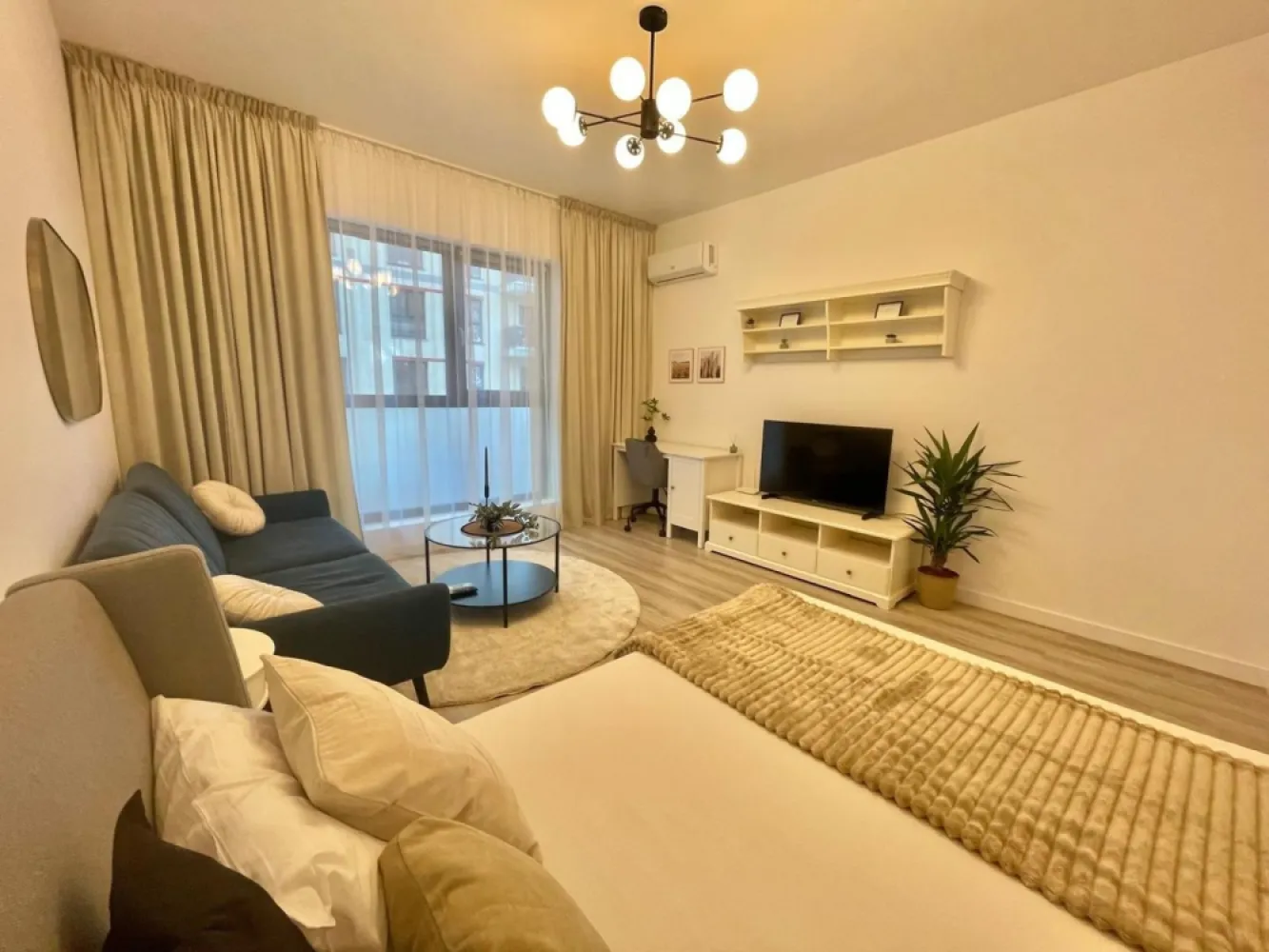 BRASADAS vinde garsoniera din 2025 la PARTER în EXIGENT 5. - Agenția imobiliara BRASADAS vinde garsonieră din 2025 situata la PARTER în EXIGENT faza 5.
Garsoniera este MOBILATA si UTILATA asa cum se vede in poze si nu a fost inca locuita.
Este situata la 10 minute de statia de Metou LUJERULUI. 
În apropiere toate mijloacele de transport in comun, supermarketuri si 2 hipermarketuri, Parcul LINIEI, Politehnica, ...
Se accepta și plata cu credit bancar. 
Pentru mai multe detalii, sunați la nr. 0721447297.
www.brasadas.com.