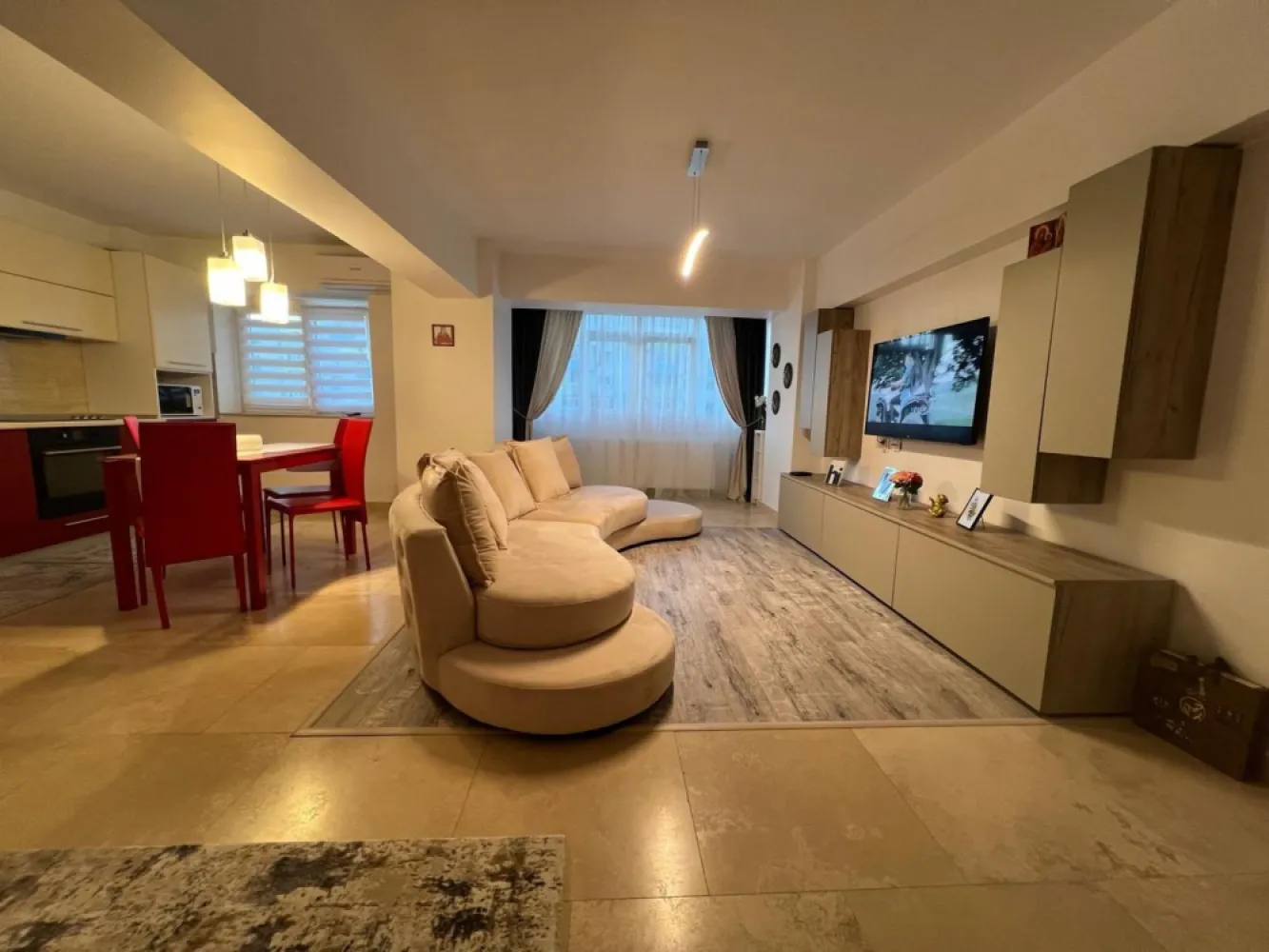 BRASADAS închiriază ap 3 cam etaj 5/8 Calea 13 Sept Marriott - Agenția imobiliara BRASADAS închiriază apartament mobilat si utilat cu trei camere pe Calea 13 Septembrie Marriott.