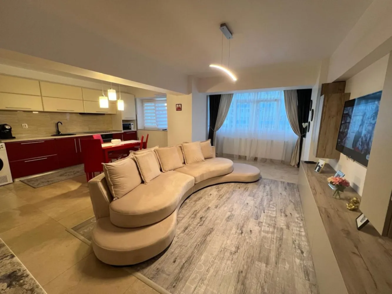 BRASADAS închiriază ap 3 cam etaj 5/8 Calea 13 Sept Marriott - Agenția imobiliara BRASADAS închiriază apartament mobilat si utilat cu trei camere pe Calea 13 Septembrie Marriott.