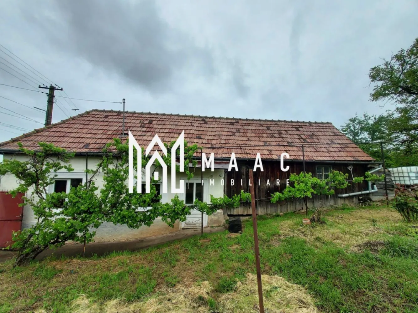 Casa | 1331 mp Teren | Miercurea Sibiului | - MAAC Imobiliare vă propune spre vânzare un teren generos de 1331mp cu construcție existentă, situat în Miercurea Sibiului, într-o zonă liniștită, ideală pentru dezvoltare rezidențială sau casă de vacanță reprezentata in exclusivitate Detalii proprietate: Suprafață teren: 1331 mp Racordat la toate utilitățile: apă, canalizare, curent electric (instalație electrică schimbată) Suprafață utilă construcție existentă: 22 mp Magazie: 11 mp Avantaje: Libertate de dezvoltare pentru proiecte rezidențiale sau recreative Zonă liniștită, cu priveliște deschisă către câmp Infrastructură completă pentru racordare la utilități O oportunitate excelentă de investiție sau pentru amenajarea unei locuințe de vacanță într-un cadru natural, la doar câțiva pași de Sibiu. Pentru mai multe detalii și programarea unei vizionări, vă invităm să ne contactați, menționând ID: CP2544817 }}