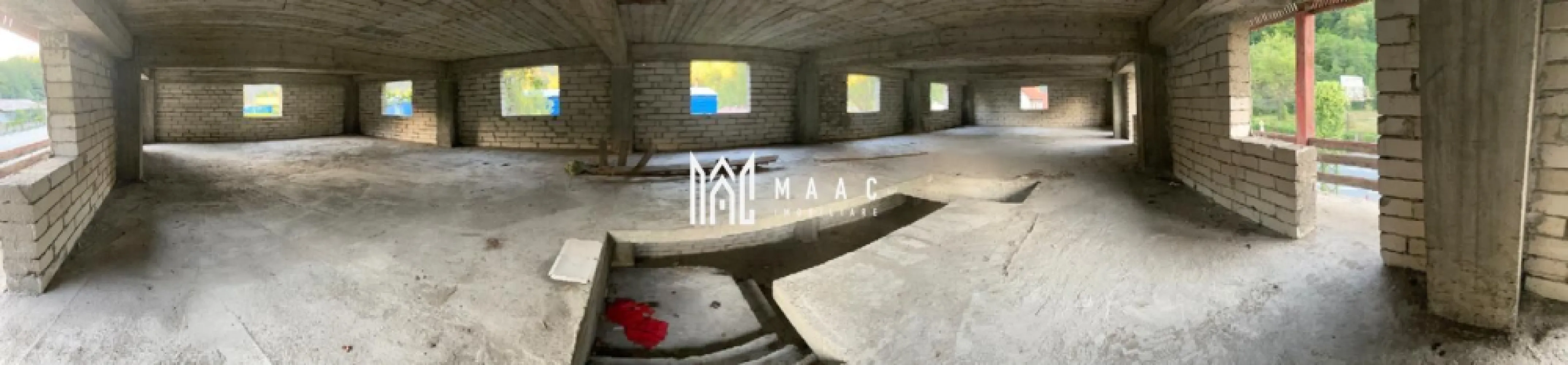 Spatiu comercial | P+1+M | 950 MPU | Valea Oltului OMV - MAAC Imobiliare va prezinta un Spațiu Comercial de Închiriat – Poziție Premium pe Valea Oltului (DN7), lângă Benzinăria Petrom. Caracteristici: Suprafață utila de 957 mp, structurată eficient pe 3 niveluri identice: Parter: 319 mp Etaj 1: 319 mp Mansardă: 319 mp. Spațiul este ideal pentru organizarea activităților pe departamente sau funcțiuni diferite Teren aferent de 900 mp: Zonă generoasă de parcare și spațiu de manevră pentru marfă Posibilitate de amenajare terasă sau zonă verde pentru clienți Utilități complete: Curent trifazic, potrivit pentru activități cu consum mare de energie Acces la rețeaua de apă și canalizare. Spațiu potrivit pentru: Showroom auto sau de produse tehnice Restaurant sau fast-food Clinică medicală Spații de birouri sau coworking Centru logistic sau depozit Service auto sau spălătorie Magazin de bricolaj, materiale de construcții sau echipamente industriale Alte activități comerciale sau de servicii Avantaje: Vizibilitate maximă din DN7, într-o zonă cu trafic rutier intens Posibilitate de adaptare interioară în funcție de cerințele chiriașului Pentru mai multe detalii precizati telefonic ca ati vazut anuntul cu ID: CP2544762 }}