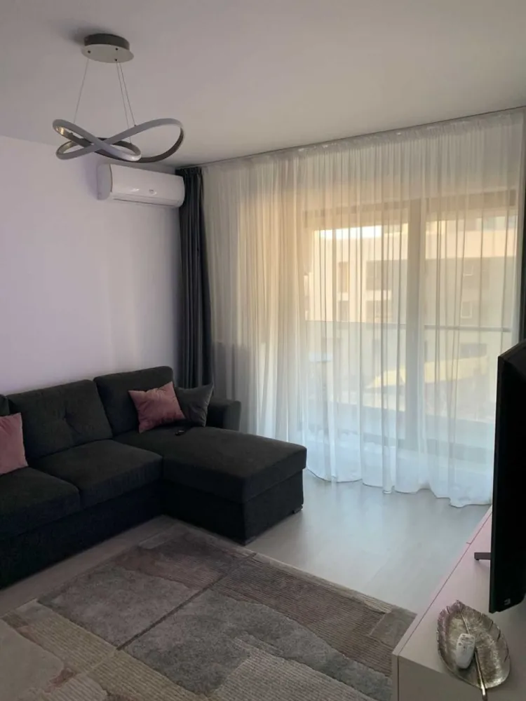 Exigent Plaza Residence - PROPRIETAR / Ap. 2 Camere/Etaj 2/Lujerului - Proprietar, vând apartament cu 2 camere, complet decomandat, situat în complexul Exigent Plaza – Faza 3, la etajul 2 dintr-un imobil modern cu 2 lifturi. Imobilul beneficiază de o vedere liberă, neobturată, către o zonă liniștită de case, oferind intimitate și lumină naturală pe tot parcursul zilei.

Apartamentul se vinde exact ca în poze, mobilat și utilat, fiind ideal atât pentru locuire, cât și pentru investiție.

Suprafață utilă totală: 57 mp, compartimentată eficient astfel:
 • Living: 20,70 mp
 • Dormitor: 13,20 mp
 • Bucătărie: 9,30 mp
 • Hol: 6,10 mp
 • Baie: 4 mp

Locuința este situată într-un complex rezidențial apreciat, cu acces facil către mijloace de transport, mall-uri (Plaza România), școli, grădinițe și 30M pana la parcul Liniei.