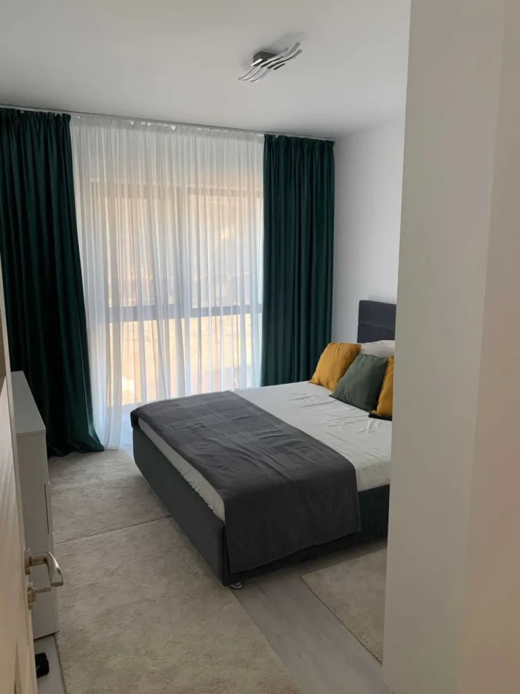 Exigent Plaza Residence - PROPRIETAR / Ap. 2 Camere/Etaj 2/Lujerului - Proprietar, vând apartament cu 2 camere, complet decomandat, situat în complexul Exigent Plaza – Faza 3, la etajul 2 dintr-un imobil modern cu 2 lifturi. Imobilul beneficiază de o vedere liberă, neobturată, către o zonă liniștită de case, oferind intimitate și lumină naturală pe tot parcursul zilei.

Apartamentul se vinde exact ca în poze, mobilat și utilat, fiind ideal atât pentru locuire, cât și pentru investiție.

Suprafață utilă totală: 57 mp, compartimentată eficient astfel:
 • Living: 20,70 mp
 • Dormitor: 13,20 mp
 • Bucătărie: 9,30 mp
 • Hol: 6,10 mp
 • Baie: 4 mp

Locuința este situată într-un complex rezidențial apreciat, cu acces facil către mijloace de transport, mall-uri (Plaza România), școli, grădinițe și 30M pana la parcul Liniei.