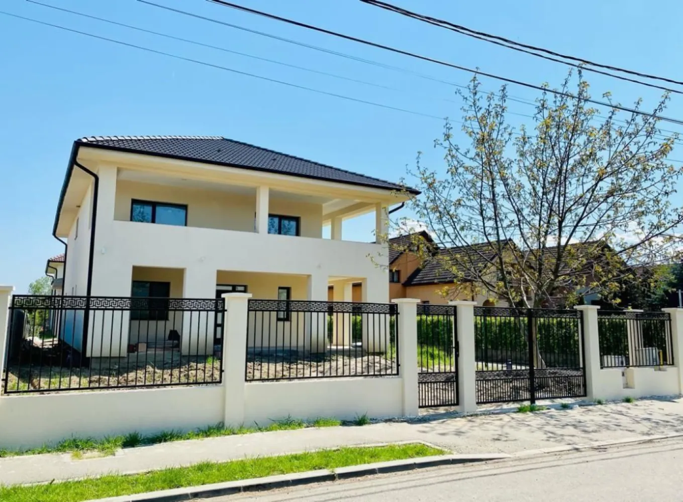 BRASADAS vinde casa NOUA din 2022 in zona Carpati 2. - Agenția imobiliara BRASADAS vinde casa NOUA constructie 2022 in zona Carpati 2.
Cladirea are 270 mp. utili, este de tip D+P+E, are 4 dormitoare, beci, bucatarie, living cu loc de luat masa, camera tehnica, spalatorie, 2 bai, 2 terase si garaj.
Este izolata cu polistiren de 15, are incalzire in pardosea si jaluzele electrice din metal pe exterior.
Terenul aferent are suprafata de 508 mp.
www.brasadas.com
