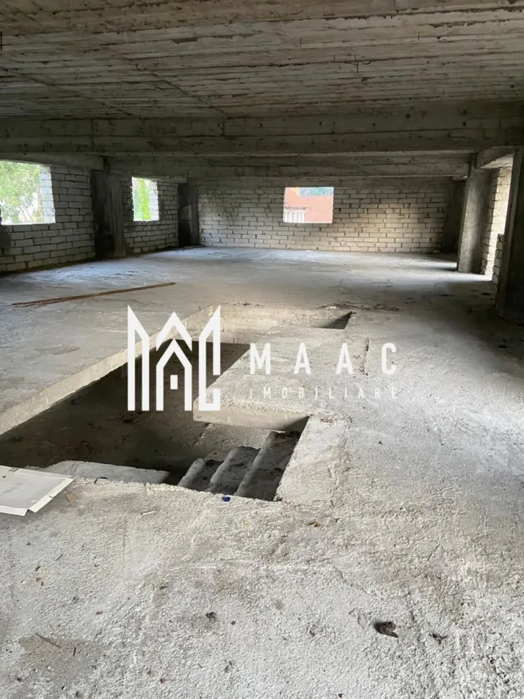 Spatiu comercial | P+1+M | 950 MPU | Valea Oltului OMV - MAAC Imobiliare va prezinta un Spațiu Comercial de Închiriat – Poziție Premium pe Valea Oltului (DN7), lângă Benzinăria Petrom. Caracteristici: Suprafață utila de 957 mp, structurată eficient pe 3 niveluri identice: Parter: 319 mp Etaj 1: 319 mp Mansardă: 319 mp. Spațiul este ideal pentru organizarea activităților pe departamente sau funcțiuni diferite Teren aferent de 900 mp: Zonă generoasă de parcare și spațiu de manevră pentru marfă Posibilitate de amenajare terasă sau zonă verde pentru clienți Utilități complete: Curent trifazic, potrivit pentru activități cu consum mare de energie Acces la rețeaua de apă și canalizare. Spațiu potrivit pentru: Showroom auto sau de produse tehnice Restaurant sau fast-food Clinică medicală Spații de birouri sau coworking Centru logistic sau depozit Service auto sau spălătorie Magazin de bricolaj, materiale de construcții sau echipamente industriale Alte activități comerciale sau de servicii Avantaje: Vizibilitate maximă din DN7, într-o zonă cu trafic rutier intens Posibilitate de adaptare interioară în funcție de cerințele chiriașului Pentru mai multe detalii precizati telefonic ca ati vazut anuntul cu ID: CP2544762 }}