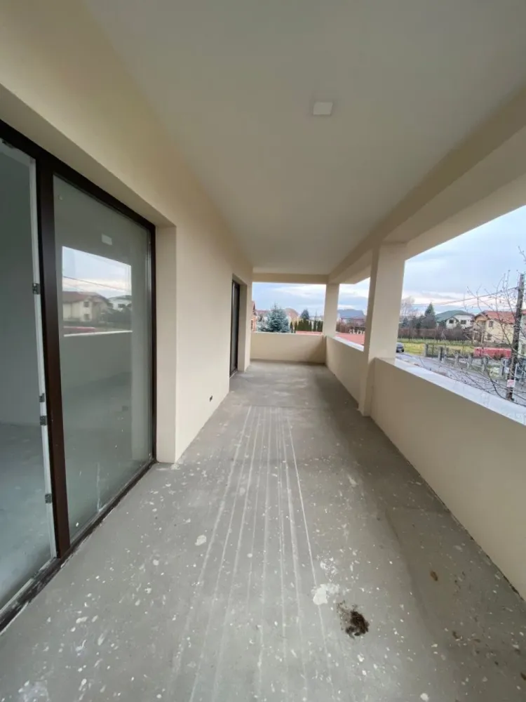 BRASADAS vinde casa NOUA din 2022 in zona Carpati 2. - Agenția imobiliara BRASADAS vinde casa NOUA constructie 2022 in zona Carpati 2.
Cladirea are 270 mp. utili, este de tip D+P+E, are 4 dormitoare, beci, bucatarie, living cu loc de luat masa, camera tehnica, spalatorie, 2 bai, 2 terase si garaj.
Este izolata cu polistiren de 15, are incalzire in pardosea si jaluzele electrice din metal pe exterior.
Terenul aferent are suprafata de 508 mp.
www.brasadas.com