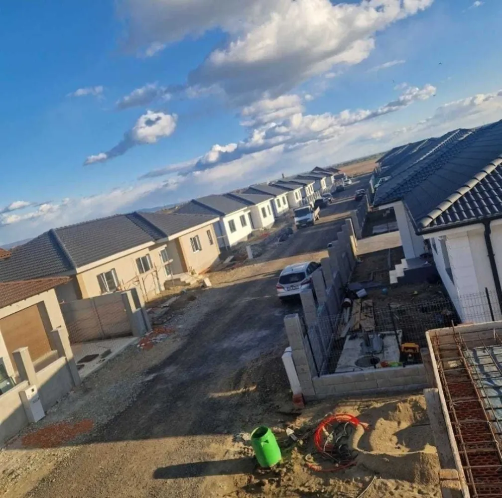 BRASADAS vinde casa NOUA în zona Lucian Blaga. - Agenția imobiliara BRASADAS vinde casa în zona Lucian Blaga de 115 m2 utili și 158 de m2 desfășurați cu bucătărie,cameră tehnică(debara) și 3 dormitoare ,living,2 băi și dressing. Casa se predă la stadiul de semifinisat cu încălzire în pardoseală, planșeu de beton,pereții interiori tencuiți și gletuiti și geamuri termopan cu 7 camere și 3 sticle.