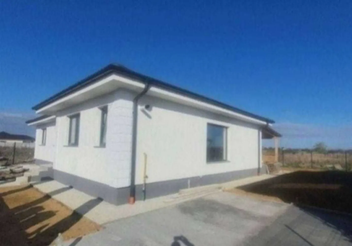 BRASADAS vinde casa NOUA în zona Lucian Blaga. - Agenția imobiliara BRASADAS vinde casa în zona Lucian Blaga de 115 m2 utili și 158 de m2 desfășurați cu bucătărie,cameră tehnică(debara) și 3 dormitoare ,living,2 băi și dressing. Casa se predă la stadiul de semifinisat cu încălzire în pardoseală, planșeu de beton,pereții interiori tencuiți și gletuiti și geamuri termopan cu 7 camere și 3 sticle.