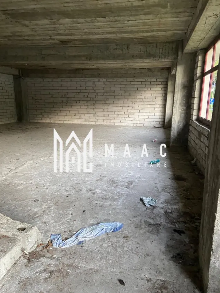 Spatiu comercial | P+1+M | 950 MPU | Valea Oltului OMV - MAAC Imobiliare va prezinta un Spațiu Comercial de Închiriat – Poziție Premium pe Valea Oltului (DN7), lângă Benzinăria Petrom. Caracteristici: Suprafață utila de 957 mp, structurată eficient pe 3 niveluri identice: Parter: 319 mp Etaj 1: 319 mp Mansardă: 319 mp. Spațiul este ideal pentru organizarea activităților pe departamente sau funcțiuni diferite Teren aferent de 900 mp: Zonă generoasă de parcare și spațiu de manevră pentru marfă Posibilitate de amenajare terasă sau zonă verde pentru clienți Utilități complete: Curent trifazic, potrivit pentru activități cu consum mare de energie Acces la rețeaua de apă și canalizare. Spațiu potrivit pentru: Showroom auto sau de produse tehnice Restaurant sau fast-food Clinică medicală Spații de birouri sau coworking Centru logistic sau depozit Service auto sau spălătorie Magazin de bricolaj, materiale de construcții sau echipamente industriale Alte activități comerciale sau de servicii Avantaje: Vizibilitate maximă din DN7, într-o zonă cu trafic rutier intens Posibilitate de adaptare interioară în funcție de cerințele chiriașului Pentru mai multe detalii precizati telefonic ca ati vazut anuntul cu ID: CP2544762 }}