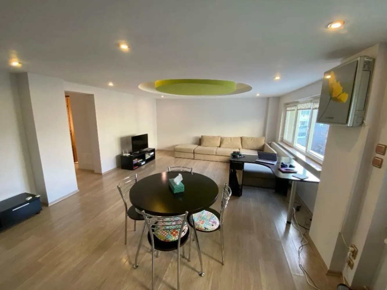 Apartament zona Aviatiei 2 Camere -Mobilat si utilat -Pet friendly -7 min Metrou - Va propunem spre inchiriere un apartament de 2 camere, complet mobilat si utilat, situat la etajul 3 din 4, amplasat in spatele hotelului Crystal Palace (zona Aviatiei), foarte aproape de mijloace de transport in comun si de metrou (7 min. Metrou Aurel Vlaicu).

Apartamentul are o suprafata utila de 57mp, este semidecomandat, cu bucataria si livingul in concept "open-space", dormitor cu pat matrimonial si spatii de depozitare, dressing spatios, 2 holuri, baie si balcon (= 4.6mp).

Utilități
o Utilitati generale: Curent, Apa, Canalizare, Gaz
o Acces internet: Cablu, Wireless

Finisaje
o Ferestre cu geam termopan: PVC
o Usa intrare: Metal
o Izolatii termice: Exterior, Interior
o Podele: Gresie, Parchet
o Pereti: Faianta

Dotări
o Bucatarie: Mobilata, Utilata
o Mobilat: Complet
o Electrocasnice: Masina de spalat rufe, Frigider, Aragaz, Hota, 2x Aer Conditionat, TV, Expressor

Pentru mai multe detalii si vizionari va rog, nu ezitati sa ne contactati!