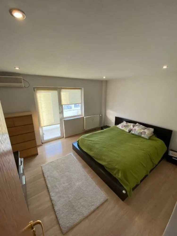 Apartament zona Aviatiei 2 Camere -Mobilat si utilat -Pet friendly -7 min Metrou - Va propunem spre inchiriere un apartament de 2 camere, complet mobilat si utilat, situat la etajul 3 din 4, amplasat in spatele hotelului Crystal Palace (zona Aviatiei), foarte aproape de mijloace de transport in comun si de metrou (7 min. Metrou Aurel Vlaicu).

Apartamentul are o suprafata utila de 57mp, este semidecomandat, cu bucataria si livingul in concept "open-space", dormitor cu pat matrimonial si spatii de depozitare, dressing spatios, 2 holuri, baie si balcon (= 4.6mp).

Utilități
o Utilitati generale: Curent, Apa, Canalizare, Gaz
o Acces internet: Cablu, Wireless

Finisaje
o Ferestre cu geam termopan: PVC
o Usa intrare: Metal
o Izolatii termice: Exterior, Interior
o Podele: Gresie, Parchet
o Pereti: Faianta

Dotări
o Bucatarie: Mobilata, Utilata
o Mobilat: Complet
o Electrocasnice: Masina de spalat rufe, Frigider, Aragaz, Hota, 2x Aer Conditionat, TV, Expressor

Pentru mai multe detalii si vizionari va rog, nu ezitati sa ne contactati!
