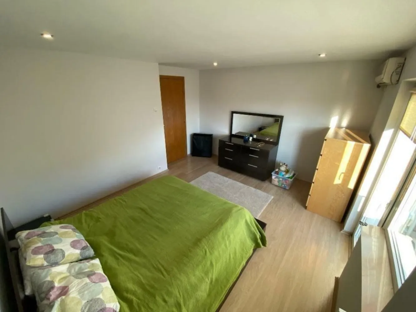 Apartament zona Aviatiei 2 Camere -Mobilat si utilat -Pet friendly -7 min Metrou - Va propunem spre inchiriere un apartament de 2 camere, complet mobilat si utilat, situat la etajul 3 din 4, amplasat in spatele hotelului Crystal Palace (zona Aviatiei), foarte aproape de mijloace de transport in comun si de metrou (7 min. Metrou Aurel Vlaicu).

Apartamentul are o suprafata utila de 57mp, este semidecomandat, cu bucataria si livingul in concept "open-space", dormitor cu pat matrimonial si spatii de depozitare, dressing spatios, 2 holuri, baie si balcon (= 4.6mp).

Utilități
o Utilitati generale: Curent, Apa, Canalizare, Gaz
o Acces internet: Cablu, Wireless

Finisaje
o Ferestre cu geam termopan: PVC
o Usa intrare: Metal
o Izolatii termice: Exterior, Interior
o Podele: Gresie, Parchet
o Pereti: Faianta

Dotări
o Bucatarie: Mobilata, Utilata
o Mobilat: Complet
o Electrocasnice: Masina de spalat rufe, Frigider, Aragaz, Hota, 2x Aer Conditionat, TV, Expressor

Pentru mai multe detalii si vizionari va rog, nu ezitati sa ne contactati!