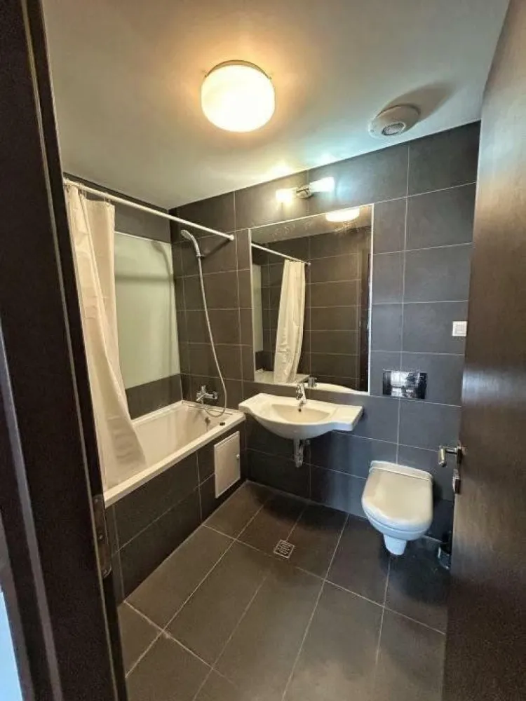 Apartament cu 2 camere - de inchiriat in Upgroun Residence - Direct de la proprietar si fara niciun comision, va oferim spre inchiriere acest apartament modern de 2 camere, situat in complexul Upground Residence, disponibil complet mobilat, cu multiple spatii de depozitare, o bucatarie complet utilata, 1 balcon, 2 bai si dormitor.
Apartamentul are un generos si luminos living de tip open space de pe care se poate iesi pe balcon, bucataria este complet mobilata si utilata, iar dormitorul complet mobilat va va asigura tot confortul, fiind dotat cu baie proprie. 

Apartamentul este dotat cu centrala termica, aer conditionat, masina de spalat vase incorporata si masina de spalat rufe, astfel incat confortul tau sa fie asigurat!

La parterul complexului Upground puteţi găsi tot ce aveţi nevoie, de la magazine alimentare, cafenele, saloane de înfrumuseţare, până la o sală de gimnastică de clasă mondială şi un studio de yoga.
La 5 minute de mers pe jos de apartament ajungeţi la staţia de metrou Pipera şi la staţiile de tramvai care vă ajută să vă conectaţi cu restul oraşului. Promenada Mall este, de asemenea, la doar câteva minute de mers pe jos de complex.
Sunt disponibile şi locuri de parcare în garajul subteran şi pot fi închiriate separat.

Directly from the owner and without any commission, we offer for rent this modern 2-room apartment, located in the Upground Residence complex, available fully furnished, with multiple storage spaces, a fully equipped kitchen, 1 balcony, 2 bathrooms and a bedroom.
The apartment has a generous and bright open space living room from which you can exit to the balcony, the kitchen is fully furnished and equipped, and the fully furnished bedroom will ensure all the comfort, being equipped with its own bathroom.

The apartment is equipped with central heating, air conditioning, built-in dishwasher and washing machine, so that your comfort is ensured!

On the ground floor of the Upground complex you can find everything you need, from grocery stores, cafes, beauty salons, to a world-class gym and a yoga studio.
A 5-minute walk from the apartment you reach the Pipera metro station and tram stops that help you connect with the rest of the city. Promenada Mall is also just a few minutes walk from the complex.
Parking spaces are also available in the underground garage and can be rented separately.