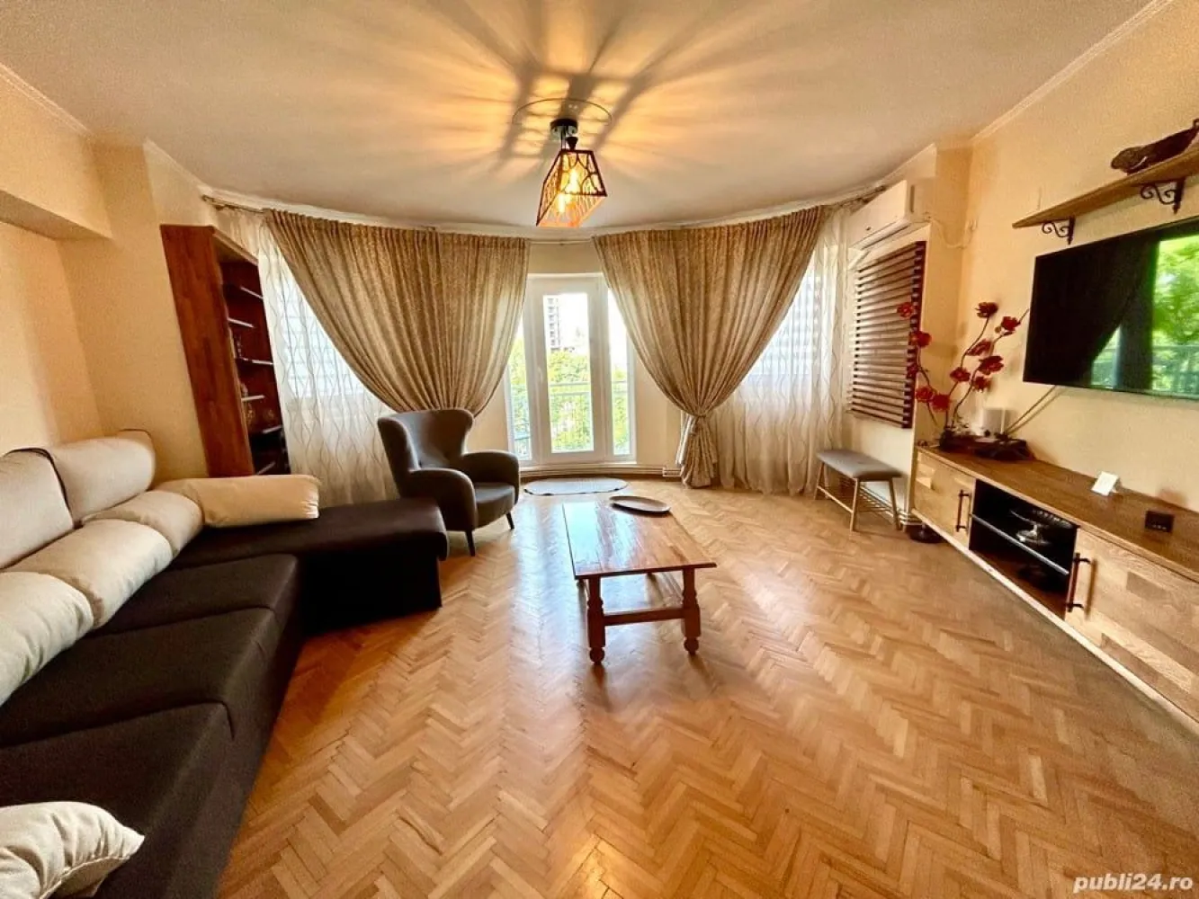Închiriez Apartament 2 Camere Marriott - NU colaborez cu agenție !
Închiriez apartament de 2 camere într-o zona deosebita, aflat în intersecția blvd Panduri cu 13 Septembrie lângă hotel Marriot, cu vedere la intersecție.Construcție an 91.

PRETABIL FIRMĂ! (NOTAR, AVOCAT, MEDIC FAMILIE)

Facilități: 
-LOC DE PARCARE PROPRIU!
-Centrala termica proprie.
-TRIpan in TOATE camerele.
-2 aere conditionate in living dormitor.
-Mega Image la parter, 
-Carrefour în imediata apropiere, 
-Acces interfon în bloc, 
-Camere video, 
-Casa Poporului si Catedrala Neamului la doi pasi, 
-Metrou Izvor și Parc Izvor în 10 minute mers pe jos.
-Parc Romniceanu 7 minute maxim;
-Parc Cismigiu la 15 minute, 
-Piata Prosper la 5 minute
-Zona liniștită și exclusivistă.

Apartamentul este foarte spatios 60mp, proaspăt amenajat, centrala termica proprie, TRIpan excelent izolat fonic și termic, sanitare noi, bucătărie nouă, Living nou, gresie nouă, parchet lemn masiv, uși interioare lemn Pinum, ușă metalică, aer condiționat în ambele camere, proaspăt văruit. 

Pentru informatii nu ezitati sa ma contactati.
Pretul NU este negociabil.