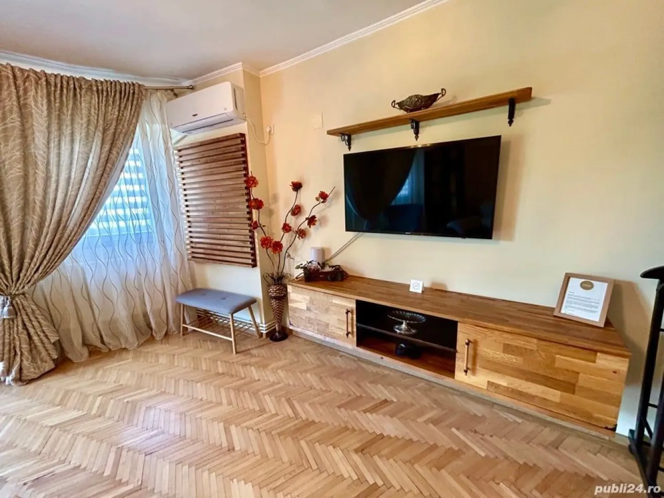 Închiriez Apartament 2 Camere Marriott - NU colaborez cu agenție !
Închiriez apartament de 2 camere într-o zona deosebita, aflat în intersecția blvd Panduri cu 13 Septembrie lângă hotel Marriot, cu vedere la intersecție.Construcție an 91.

PRETABIL FIRMĂ! (NOTAR, AVOCAT, MEDIC FAMILIE)

Facilități: 
-LOC DE PARCARE PROPRIU!
-Centrala termica proprie.
-TRIpan in TOATE camerele.
-2 aere conditionate in living dormitor.
-Mega Image la parter, 
-Carrefour în imediata apropiere, 
-Acces interfon în bloc, 
-Camere video, 
-Casa Poporului si Catedrala Neamului la doi pasi, 
-Metrou Izvor și Parc Izvor în 10 minute mers pe jos.
-Parc Romniceanu 7 minute maxim;
-Parc Cismigiu la 15 minute, 
-Piata Prosper la 5 minute
-Zona liniștită și exclusivistă.

Apartamentul este foarte spatios 60mp, proaspăt amenajat, centrala termica proprie, TRIpan excelent izolat fonic și termic, sanitare noi, bucătărie nouă, Living nou, gresie nouă, parchet lemn masiv, uși interioare lemn Pinum, ușă metalică, aer condiționat în ambele camere, proaspăt văruit. 

Pentru informatii nu ezitati sa ma contactati.
Pretul NU este negociabil.