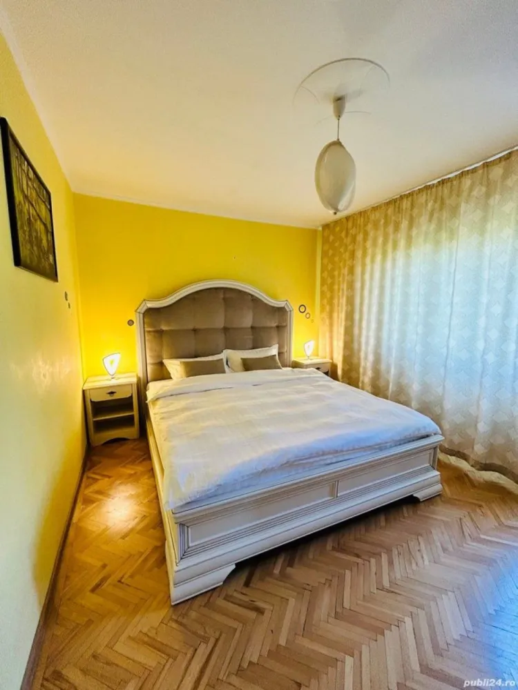 Închiriez Apartament 2 Camere Marriott - NU colaborez cu agenție !
Închiriez apartament de 2 camere într-o zona deosebita, aflat în intersecția blvd Panduri cu 13 Septembrie lângă hotel Marriot, cu vedere la intersecție.Construcție an 91.

PRETABIL FIRMĂ! (NOTAR, AVOCAT, MEDIC FAMILIE)

Facilități: 
-LOC DE PARCARE PROPRIU!
-Centrala termica proprie.
-TRIpan in TOATE camerele.
-2 aere conditionate in living dormitor.
-Mega Image la parter, 
-Carrefour în imediata apropiere, 
-Acces interfon în bloc, 
-Camere video, 
-Casa Poporului si Catedrala Neamului la doi pasi, 
-Metrou Izvor și Parc Izvor în 10 minute mers pe jos.
-Parc Romniceanu 7 minute maxim;
-Parc Cismigiu la 15 minute, 
-Piata Prosper la 5 minute
-Zona liniștită și exclusivistă.

Apartamentul este foarte spatios 60mp, proaspăt amenajat, centrala termica proprie, TRIpan excelent izolat fonic și termic, sanitare noi, bucătărie nouă, Living nou, gresie nouă, parchet lemn masiv, uși interioare lemn Pinum, ușă metalică, aer condiționat în ambele camere, proaspăt văruit. 

Pentru informatii nu ezitati sa ma contactati.
Pretul NU este negociabil.