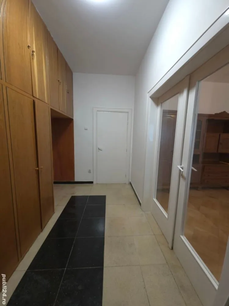 Apartament de închiriat persoana sau firma - Apartament strada Atena nr 7 ap1 parter, 4 cmere 2 intrari ,hol întrare cu dresing ,wc servici ,bucatarie cu centrala aragaz debara ,hol cu design ,camera birou ,hol mic ,baie mare ,2 dormitoare 1 Living dublu separat prin uși glisante balcon mare generos 4 aere condiționate,