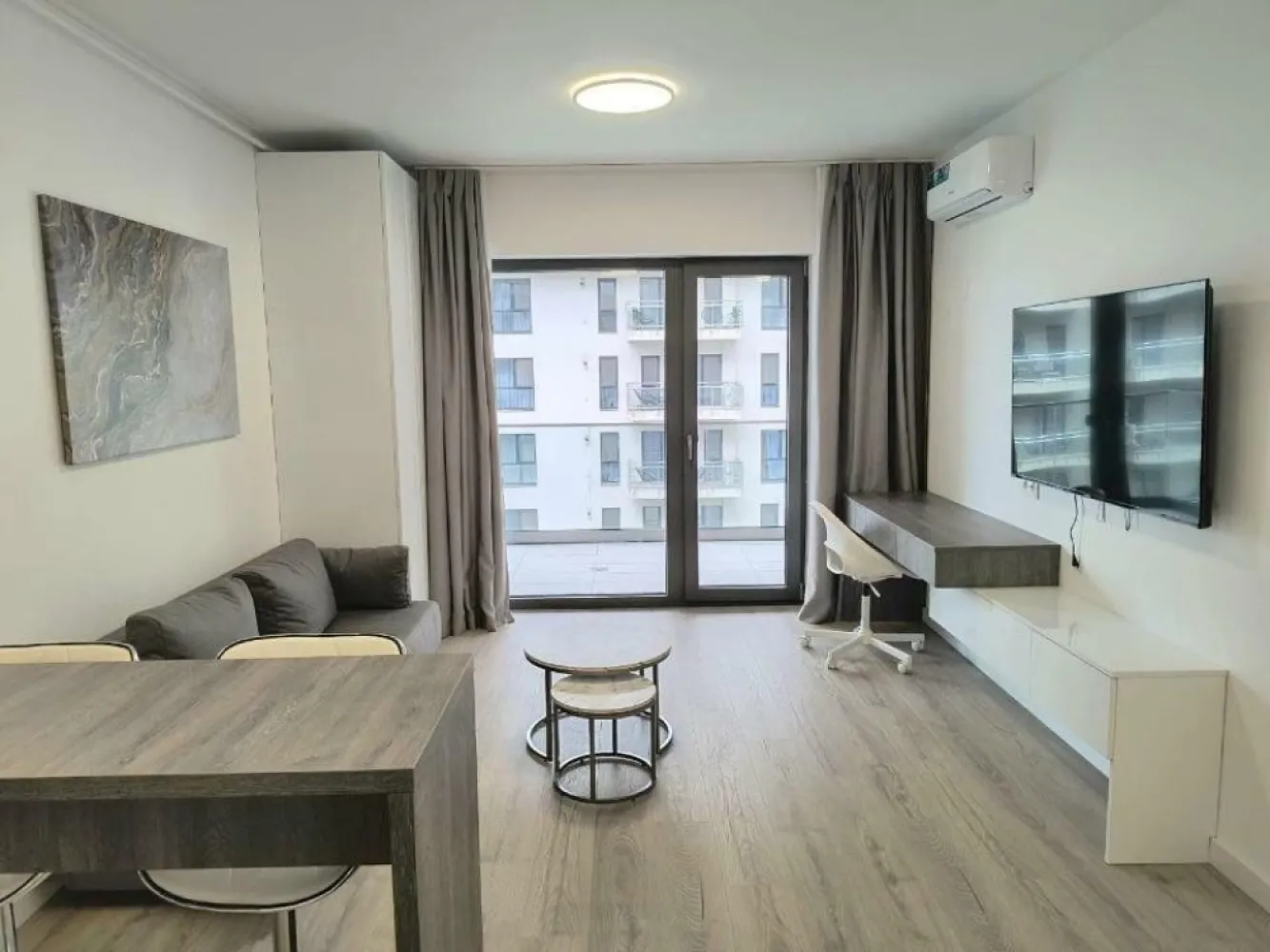 Prima Vista Superb cu parcare subterana la prima inchiriere - Inchiriere Apartament 2 camere in ansamblul Rezidential Prima VISTA situat pe Sos. Fabrica de Glucoza. 
Apartamentul este la prima inchiriere si totul este nou, mobila este facuta pe comanda cu electrocasnice de calitate si spatii de depozitare confectionate din materiale de inalta calitate ce se integreaza perfect, din punct de vedere estetic in designul general. 
Incalzire prin pardoseala, centrala proprie, obiecte sanitare premium, aer conditionat, TV smart , cuptor electric, cuptor cu microunde incorporat in mobila, masina de spalat rufe , masina de spalat vase, combina frigorifica incorporata , zona amenajata pentru birou ( pentru a lucra de acasa confortabil ), canapea extensibila , terasa generoasa de 10 mp.
Dispune de parcare subterana inclusa in pret.

Facilităţi ale complexului PRIMA Vista:
Două grădini private creând o oază de relaxare şi socializare
Spaţii de recreere dedicate exclusiv comunităţii rezidenţiale

Cunoscutul complex Prima VISTA este situat la citeva minute de mers pe jos de Metrou Pipera in polul de business Dimitrie Pompeiu - Aviatiei si companiile multinationale, Promenada Mall, cu acces imediat spre Autostrada A3, Aeroportul International Henri Coanda (Otopeni) si Aurel Vlaicu (Baneasa), Parcul Herastrau, Parcul Verdi. In apropiere regasiti printre altele si supermarket-uri (Kaufland si Shop&go), Libra Bank iar vis-a-vis de complex la UpGround Residence va puteti bucura de urmatoarele: restaurante si cafenele - StarBucks, Gregory,s, GuriGuri (Korean), Mazaka Steakhouse, Restaurant Fayn, Con Gusto (patiserie italiana), Memories Food&Community, sala de fitness World Class cu piscina interioara si spa , Supermarket Mega-Image, Curatatorie/Croitorie Azur, Saloane Geta Voinea, BRD, Farmacie Dr. Max, Clinica Medicover.