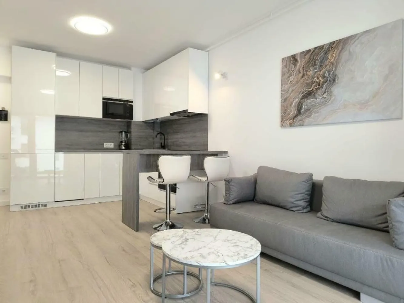Prima Vista Superb cu parcare subterana la prima inchiriere - Inchiriere Apartament 2 camere in ansamblul Rezidential Prima VISTA situat pe Sos. Fabrica de Glucoza. 
Apartamentul este la prima inchiriere si totul este nou, mobila este facuta pe comanda cu electrocasnice de calitate si spatii de depozitare confectionate din materiale de inalta calitate ce se integreaza perfect, din punct de vedere estetic in designul general. 
Incalzire prin pardoseala, centrala proprie, obiecte sanitare premium, aer conditionat, TV smart , cuptor electric, cuptor cu microunde incorporat in mobila, masina de spalat rufe , masina de spalat vase, combina frigorifica incorporata , zona amenajata pentru birou ( pentru a lucra de acasa confortabil ), canapea extensibila , terasa generoasa de 10 mp.
Dispune de parcare subterana inclusa in pret.

Facilităţi ale complexului PRIMA Vista:
Două grădini private creând o oază de relaxare şi socializare
Spaţii de recreere dedicate exclusiv comunităţii rezidenţiale

Cunoscutul complex Prima VISTA este situat la citeva minute de mers pe jos de Metrou Pipera in polul de business Dimitrie Pompeiu - Aviatiei si companiile multinationale, Promenada Mall, cu acces imediat spre Autostrada A3, Aeroportul International Henri Coanda (Otopeni) si Aurel Vlaicu (Baneasa), Parcul Herastrau, Parcul Verdi. In apropiere regasiti printre altele si supermarket-uri (Kaufland si Shop&go), Libra Bank iar vis-a-vis de complex la UpGround Residence va puteti bucura de urmatoarele: restaurante si cafenele - StarBucks, Gregory,s, GuriGuri (Korean), Mazaka Steakhouse, Restaurant Fayn, Con Gusto (patiserie italiana), Memories Food&Community, sala de fitness World Class cu piscina interioara si spa , Supermarket Mega-Image, Curatatorie/Croitorie Azur, Saloane Geta Voinea, BRD, Farmacie Dr. Max, Clinica Medicover.