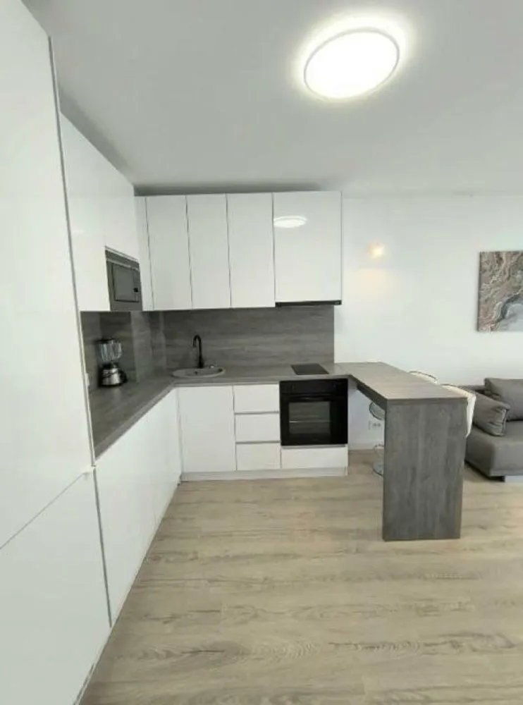 Prima Vista Superb cu parcare subterana la prima inchiriere - Inchiriere Apartament 2 camere in ansamblul Rezidential Prima VISTA situat pe Sos. Fabrica de Glucoza. 
Apartamentul este la prima inchiriere si totul este nou, mobila este facuta pe comanda cu electrocasnice de calitate si spatii de depozitare confectionate din materiale de inalta calitate ce se integreaza perfect, din punct de vedere estetic in designul general. 
Incalzire prin pardoseala, centrala proprie, obiecte sanitare premium, aer conditionat, TV smart , cuptor electric, cuptor cu microunde incorporat in mobila, masina de spalat rufe , masina de spalat vase, combina frigorifica incorporata , zona amenajata pentru birou ( pentru a lucra de acasa confortabil ), canapea extensibila , terasa generoasa de 10 mp.
Dispune de parcare subterana inclusa in pret.

Facilităţi ale complexului PRIMA Vista:
Două grădini private creând o oază de relaxare şi socializare
Spaţii de recreere dedicate exclusiv comunităţii rezidenţiale

Cunoscutul complex Prima VISTA este situat la citeva minute de mers pe jos de Metrou Pipera in polul de business Dimitrie Pompeiu - Aviatiei si companiile multinationale, Promenada Mall, cu acces imediat spre Autostrada A3, Aeroportul International Henri Coanda (Otopeni) si Aurel Vlaicu (Baneasa), Parcul Herastrau, Parcul Verdi. In apropiere regasiti printre altele si supermarket-uri (Kaufland si Shop&go), Libra Bank iar vis-a-vis de complex la UpGround Residence va puteti bucura de urmatoarele: restaurante si cafenele - StarBucks, Gregory,s, GuriGuri (Korean), Mazaka Steakhouse, Restaurant Fayn, Con Gusto (patiserie italiana), Memories Food&Community, sala de fitness World Class cu piscina interioara si spa , Supermarket Mega-Image, Curatatorie/Croitorie Azur, Saloane Geta Voinea, BRD, Farmacie Dr. Max, Clinica Medicover.