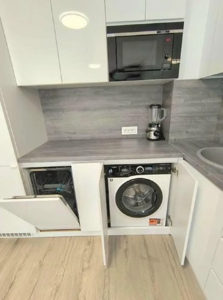 Prima Vista Superb cu parcare subterana la prima inchiriere - Inchiriere Apartament 2 camere in ansamblul Rezidential Prima VISTA situat pe Sos. Fabrica de Glucoza. 
Apartamentul este la prima inchiriere si totul este nou, mobila este facuta pe comanda cu electrocasnice de calitate si spatii de depozitare confectionate din materiale de inalta calitate ce se integreaza perfect, din punct de vedere estetic in designul general. 
Incalzire prin pardoseala, centrala proprie, obiecte sanitare premium, aer conditionat, TV smart , cuptor electric, cuptor cu microunde incorporat in mobila, masina de spalat rufe , masina de spalat vase, combina frigorifica incorporata , zona amenajata pentru birou ( pentru a lucra de acasa confortabil ), canapea extensibila , terasa generoasa de 10 mp.
Dispune de parcare subterana inclusa in pret.

Facilităţi ale complexului PRIMA Vista:
Două grădini private creând o oază de relaxare şi socializare
Spaţii de recreere dedicate exclusiv comunităţii rezidenţiale

Cunoscutul complex Prima VISTA este situat la citeva minute de mers pe jos de Metrou Pipera in polul de business Dimitrie Pompeiu - Aviatiei si companiile multinationale, Promenada Mall, cu acces imediat spre Autostrada A3, Aeroportul International Henri Coanda (Otopeni) si Aurel Vlaicu (Baneasa), Parcul Herastrau, Parcul Verdi. In apropiere regasiti printre altele si supermarket-uri (Kaufland si Shop&go), Libra Bank iar vis-a-vis de complex la UpGround Residence va puteti bucura de urmatoarele: restaurante si cafenele - StarBucks, Gregory,s, GuriGuri (Korean), Mazaka Steakhouse, Restaurant Fayn, Con Gusto (patiserie italiana), Memories Food&Community, sala de fitness World Class cu piscina interioara si spa , Supermarket Mega-Image, Curatatorie/Croitorie Azur, Saloane Geta Voinea, BRD, Farmacie Dr. Max, Clinica Medicover.