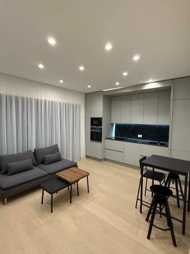 Închiriere apartament 2 camere cu vedere spectaculoasă la Sky Tower şi Promenada - Închiriez apartament cu 2 camere în zona Aviatiei, aproape de clădirile de birouri de pe Pompeiu, la doar 3 minute de mers pe jos de Promenada Mall şi 5 minute de staţia de metrou. Apartamentul se află la etajul 7 al unui bloc nou, finalizat în 2024. Dacă deţii un autoturism, te vei bucura de un loc de parcare subteran inclus în preţ. Complexul beneficiază de o curte interioară amenajată peisagistic, iar accesul este securizat cu barieră. De asemenea, clădirea dispune de recepţie şi pază 24/7. Confortul, siguranţa şi locaţia excelentă te aşteaptă! Nu rata ocazia!