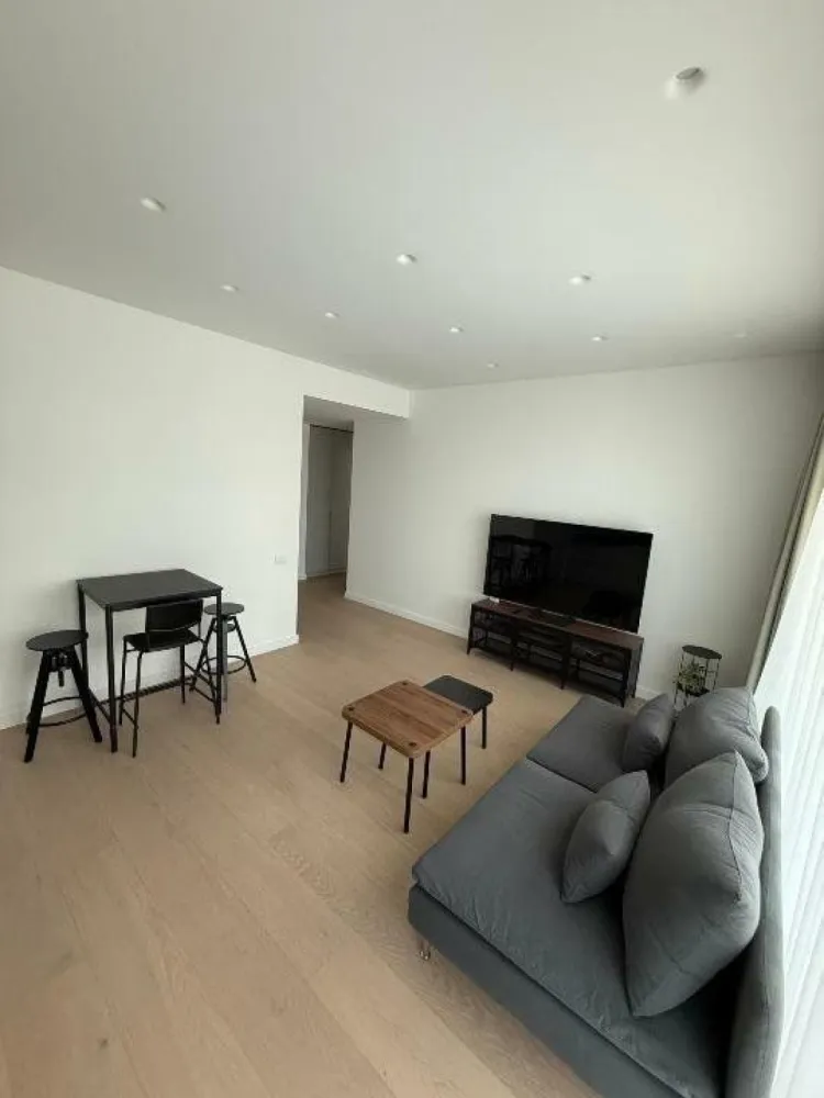 Închiriere apartament 2 camere cu vedere spectaculoasă la Sky Tower şi Promenada - Închiriez apartament cu 2 camere în zona Aviatiei, aproape de clădirile de birouri de pe Pompeiu, la doar 3 minute de mers pe jos de Promenada Mall şi 5 minute de staţia de metrou. Apartamentul se află la etajul 7 al unui bloc nou, finalizat în 2024. Dacă deţii un autoturism, te vei bucura de un loc de parcare subteran inclus în preţ. Complexul beneficiază de o curte interioară amenajată peisagistic, iar accesul este securizat cu barieră. De asemenea, clădirea dispune de recepţie şi pază 24/7. Confortul, siguranţa şi locaţia excelentă te aşteaptă! Nu rata ocazia!