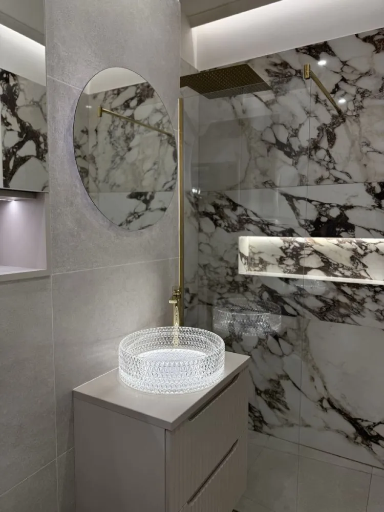 Proprietar inchiriez apartament Exigent Plaza - Inchiriere apartament 2 camere NOU - prima inchiriere, situat in complex Exigent Plaza faza 5, include un loc de parcare subteran si are vedere libera catre parc.

Apartamentul este situat la etajul 3, mobilat complet si utilat fix ca in poze. Dotari: masina spalat rufe, masina spalat vase, televizor smart, centrala proprie si termostat, incalzire in pardoseala, aer conditionat.

Apartamentul are o locatie excelenta, 8 minute de mers pe jos de metrou Lujerului, 3 minute pana la statia de tramvai, aproape de parc si de centrele comerciale Afi Cotroceni si Plaza Romania. In complex exista si un supermarket Auchan.

Va rog fara animale de companie!